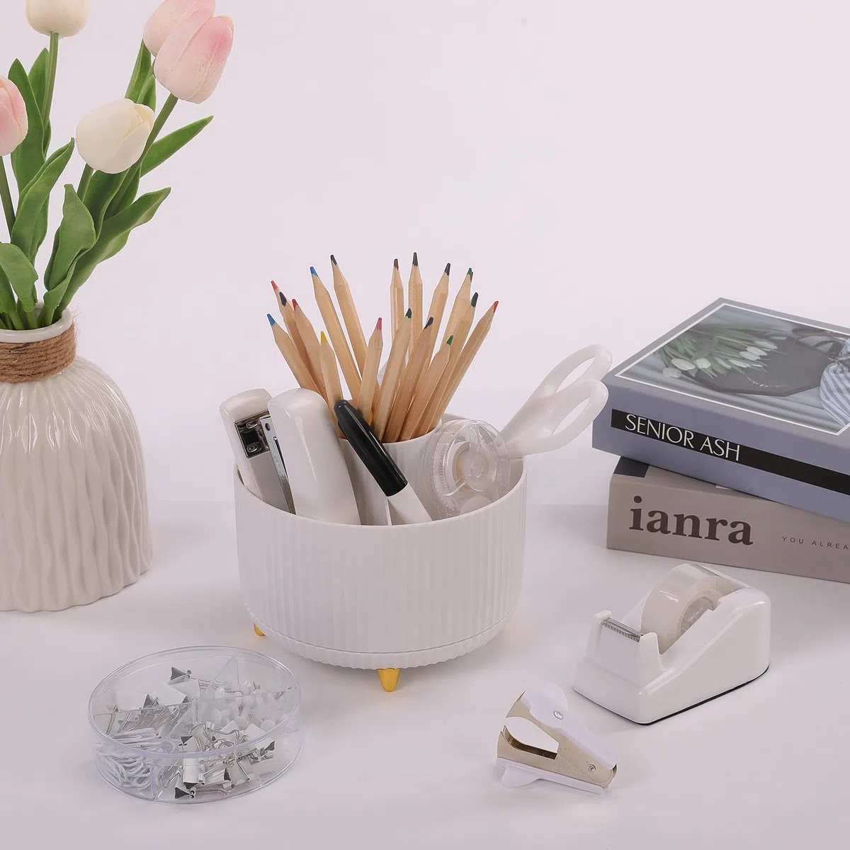 SKYDUE Juego de suministros de oficina blancos, accesorios de escritorio de oficina, 10 piezas, soporte para lápices, grapadora, dispensador de cinta, tijeras, regla, carpeta/clips de papel y 1000