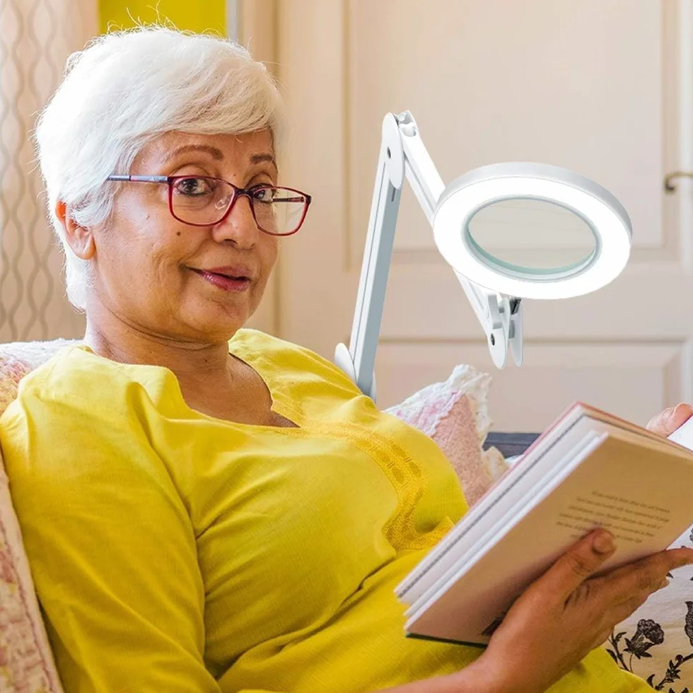 Lámpara Lupa LED con Luz de Trabajo - Lente de Vidrio de 105mm y 5 Dioptrías, Brazo Giratorio Premium, Luz Regulable de 3 Colores y Abrazadera para Mesa - Ideal para Trabajos de Precisión