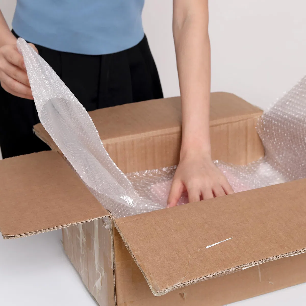 Wanguagua Paquete de 2 envoltorios de embalaje de burbujas para cajas de mudanza, 12 pulgadas x 72 pies, suministros de rollo de amortiguación de envío total perforados cada 12 pulgadas