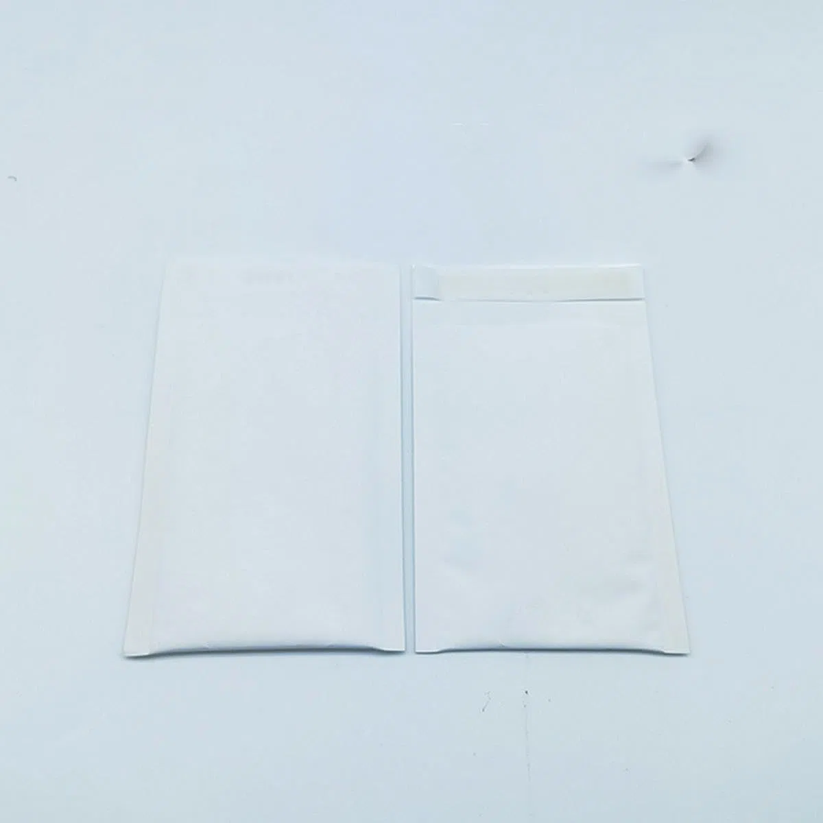 50 sobres acolchados de papel Kraft blanco con burbujas para cosméticos, bolsas de envío a prueba de polvo, bolsas de sobres para correo de burbujas, 18 cm x 23 cm, 50 unidades
