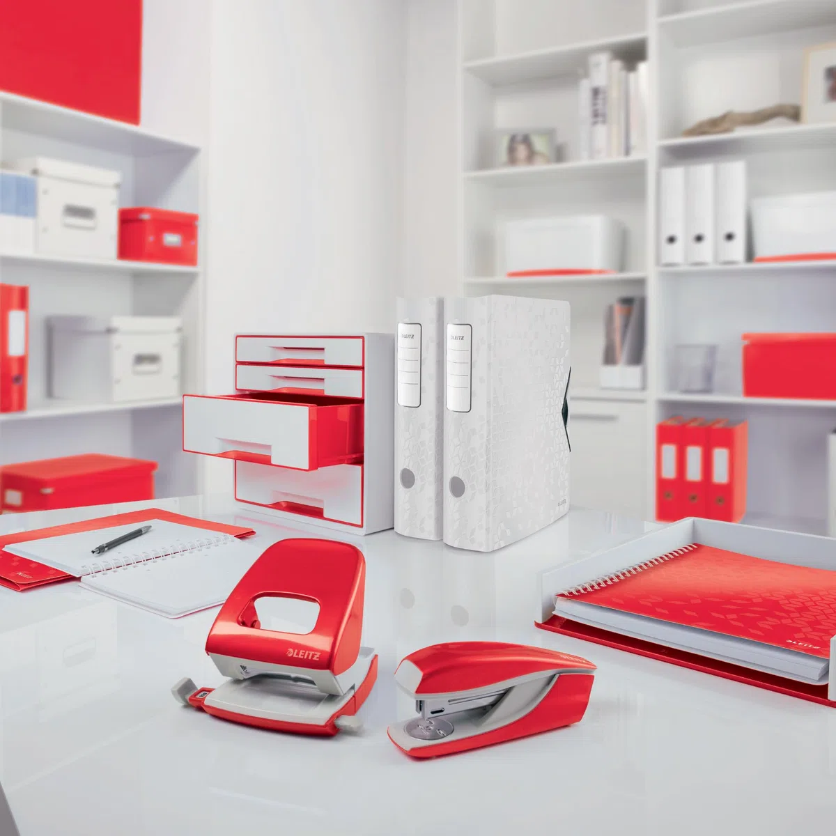 Leitz WOW Dispensador de Cinta, Base Robusta, Incluye un Rollo de Cinta Adhesiva, Portarrollos de Cinta para Escritorio, Blanco/Rojo, 53641026