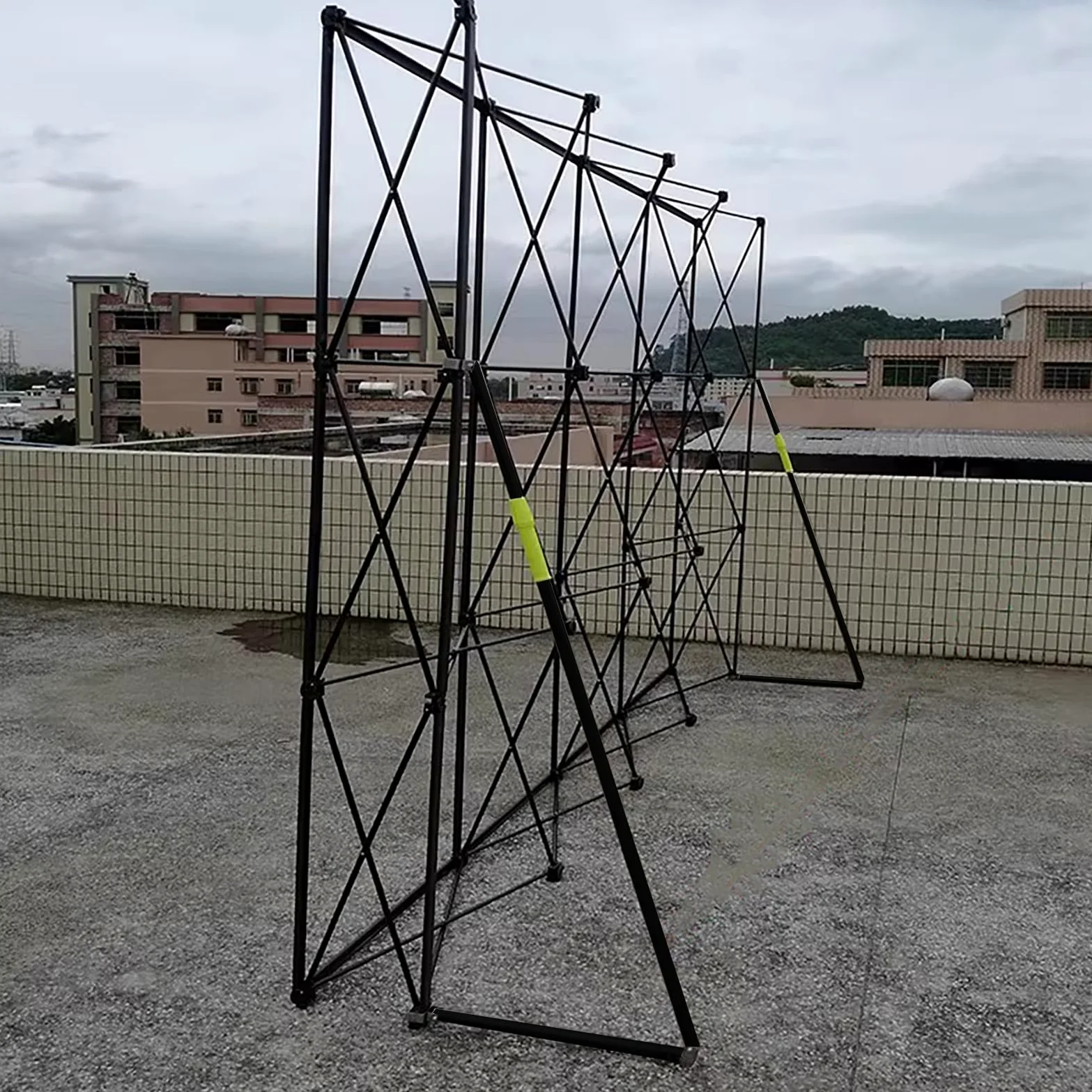 Este Expositor portátil desplegable para Carteles y pancartas, Plegable y Ligero, es Ideal para exposiciones y Eventos.