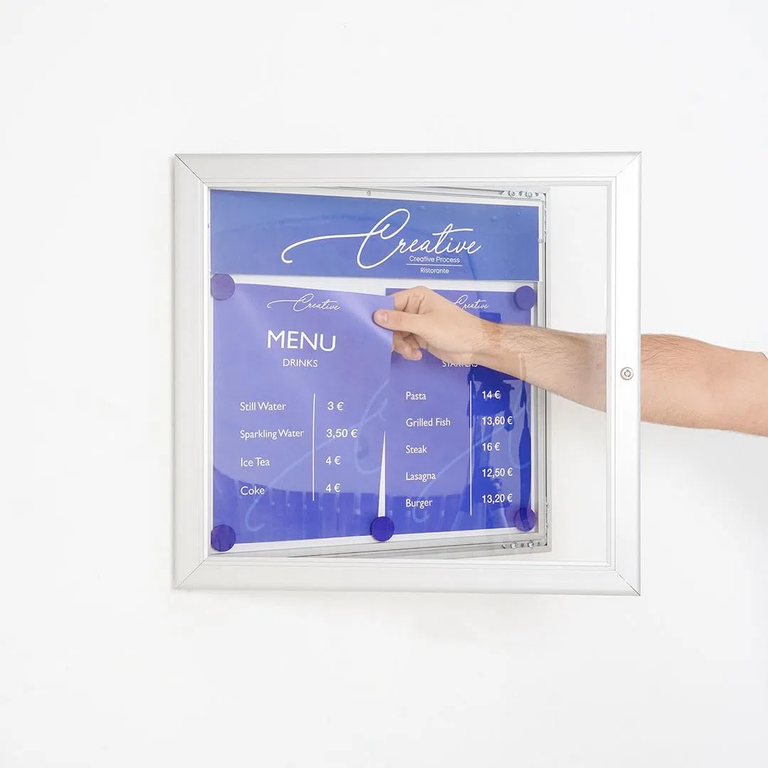 Danieli Store - Tablón de Anuncios Exterior Plateado para Menús - Tablón con Cerradura y Par de Llaves - Fácil Montaje en Pared - Superficie de Acero Magnético y Escribible (2x A4)