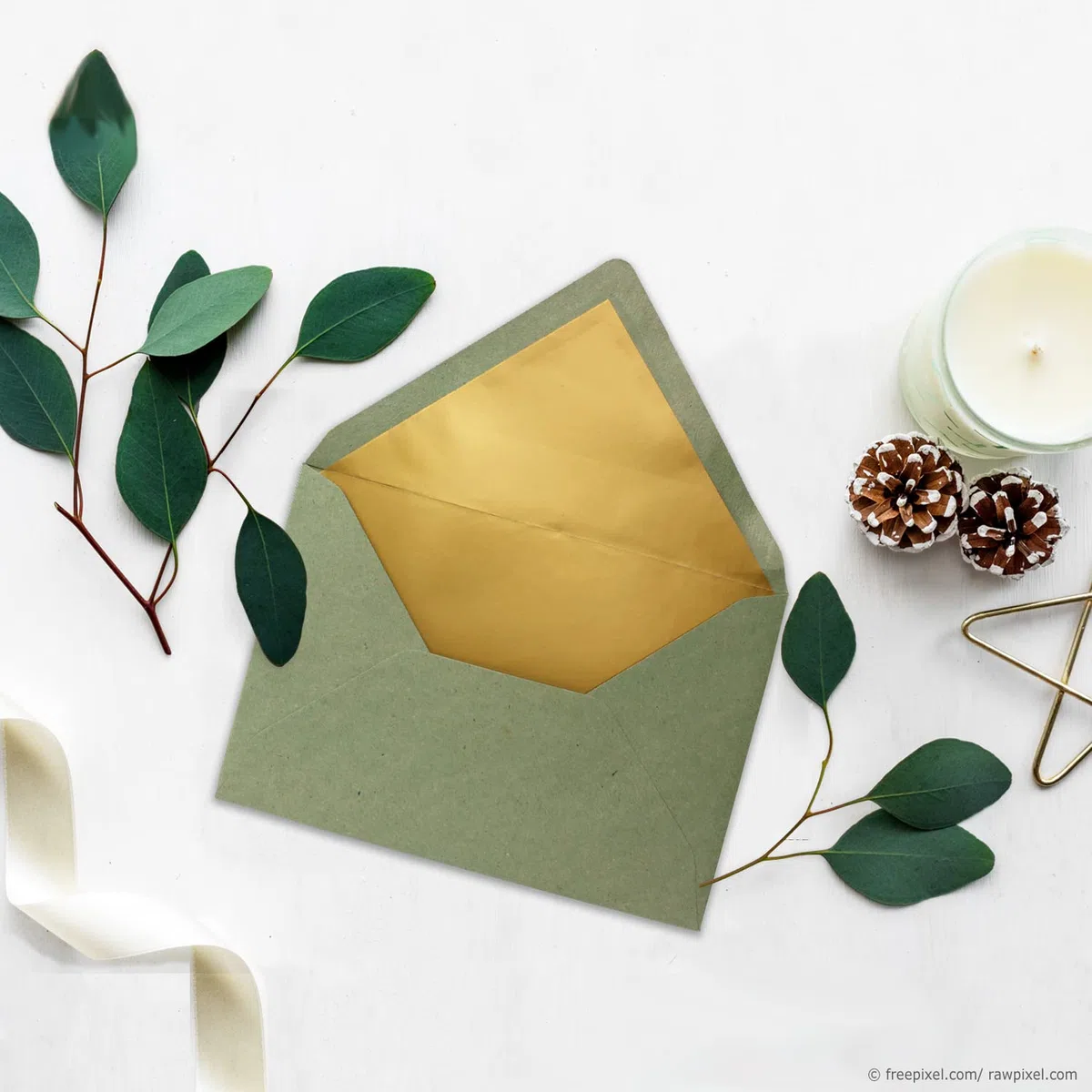 100 sobres DIN C5, 15,6 x 22 cm, de papel kraft en verde con forro de seda dorado, pegado en húmedo, de la serie UmWelt