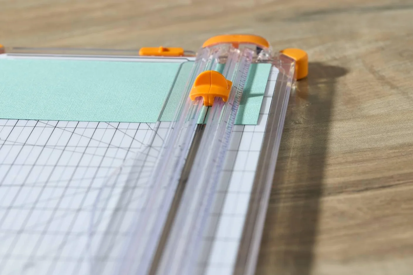 Fiskars SureCut Cortadora de papel, A4, Base ancha, Cortadora de papel con guía de línea de corte, Blanco/Naranja, 1077980.