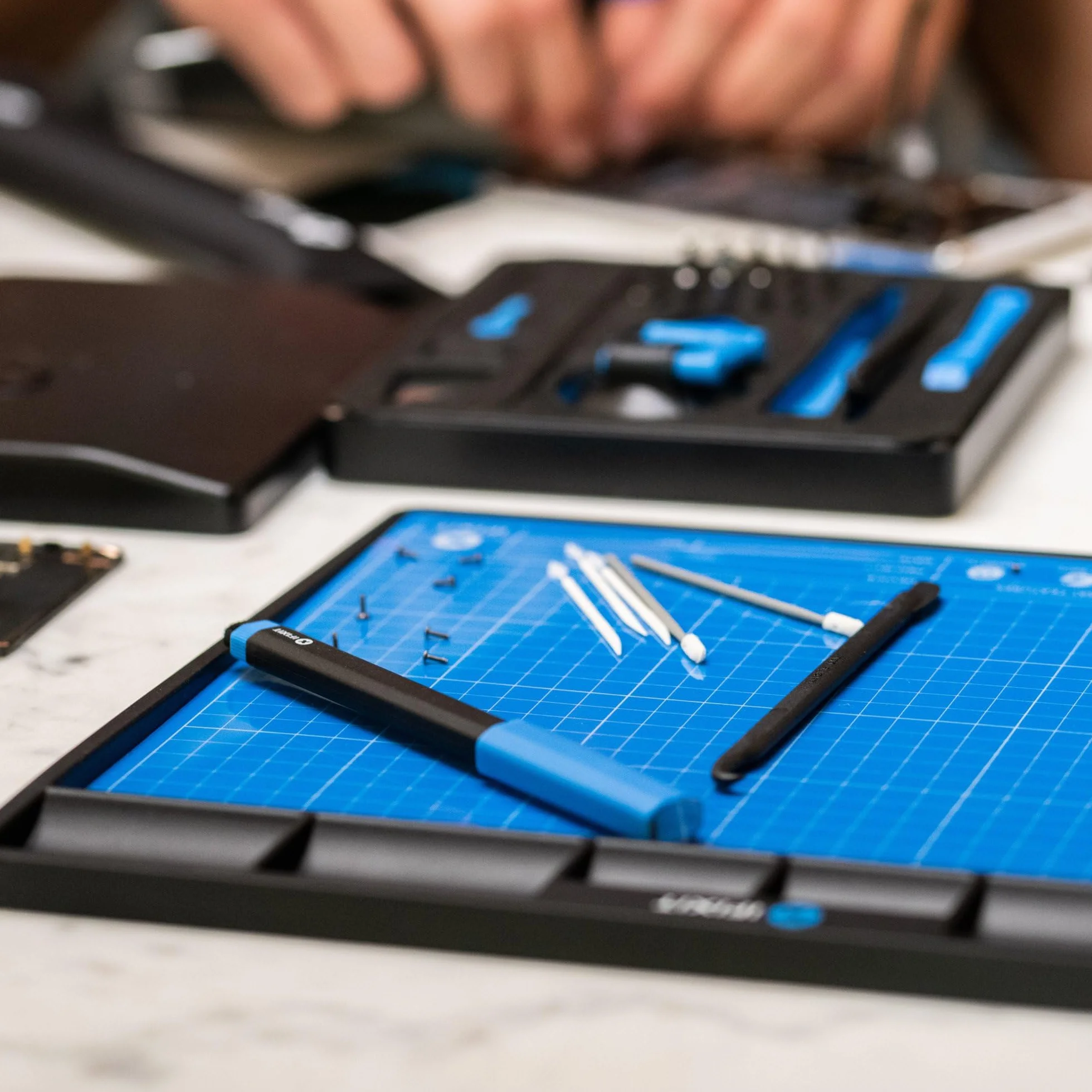 iFixit FixMat, alfombrilla de trabajo magnética con compartimentos para tornillos y componentes para reparaciones electrónicas, antiestática y escribible, con bolígrafo