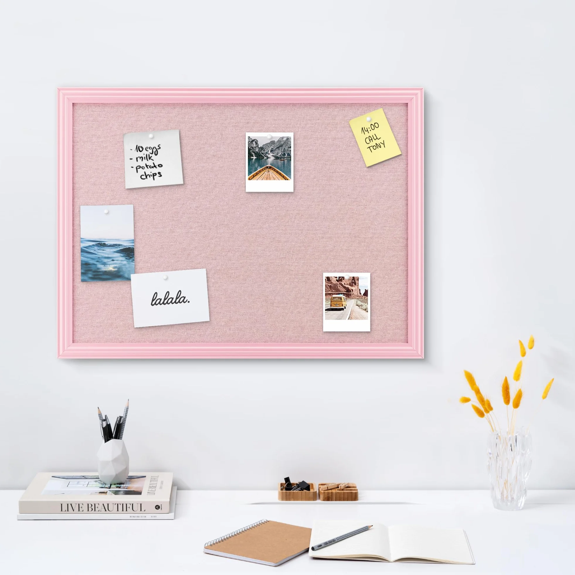 Navaris Tablero colgante rosa para fotos - Cartelera de pared de felpa para colgar joyas y notas - Con 6x chincheta y marco de MDF - 58 x 43 cm