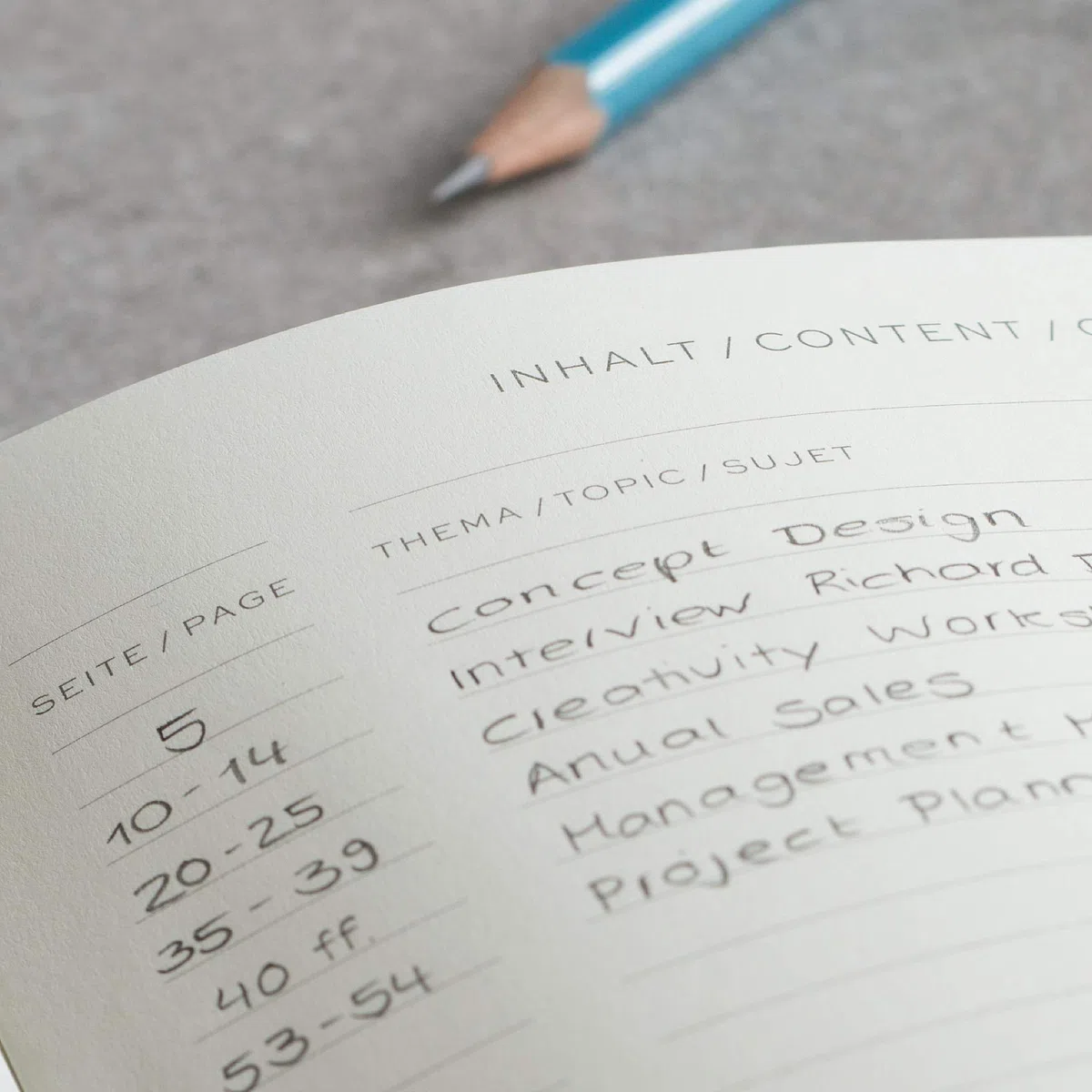 LEUCHTTURM1917 359867 Libreta Master Classic (A4+) 225 x 315 mm, Tapa Dura, 235 páginas numeradas, Azúl Marino, Lineas