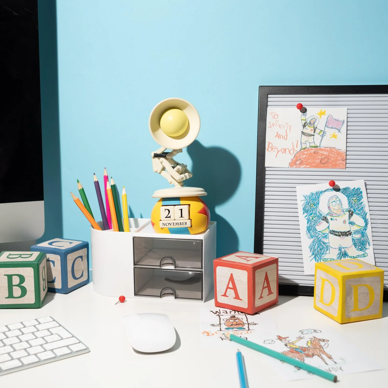 Calendario Perpetuo Disney Pixar 3D - Figura Luxo para Decoracion Habitacion │ Calendario sobremesa para niños y adultos - Regalo para Fans (8,6x19 cm)