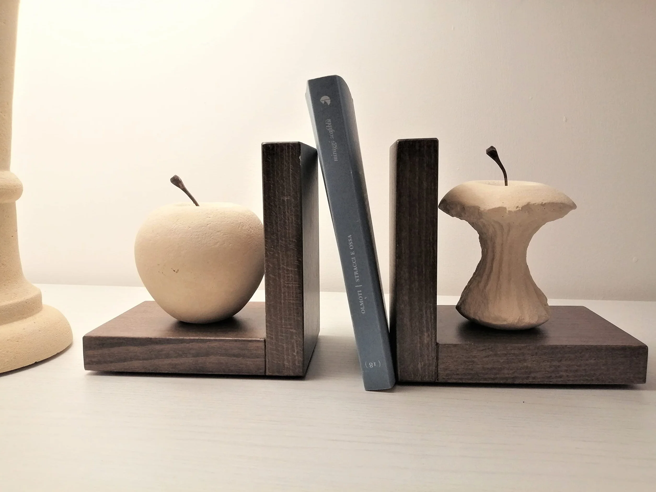 Progetto Arte Par de Sujetalibros Manzana Mordida Escultura de Piedra Base Madera Hecho a Mano