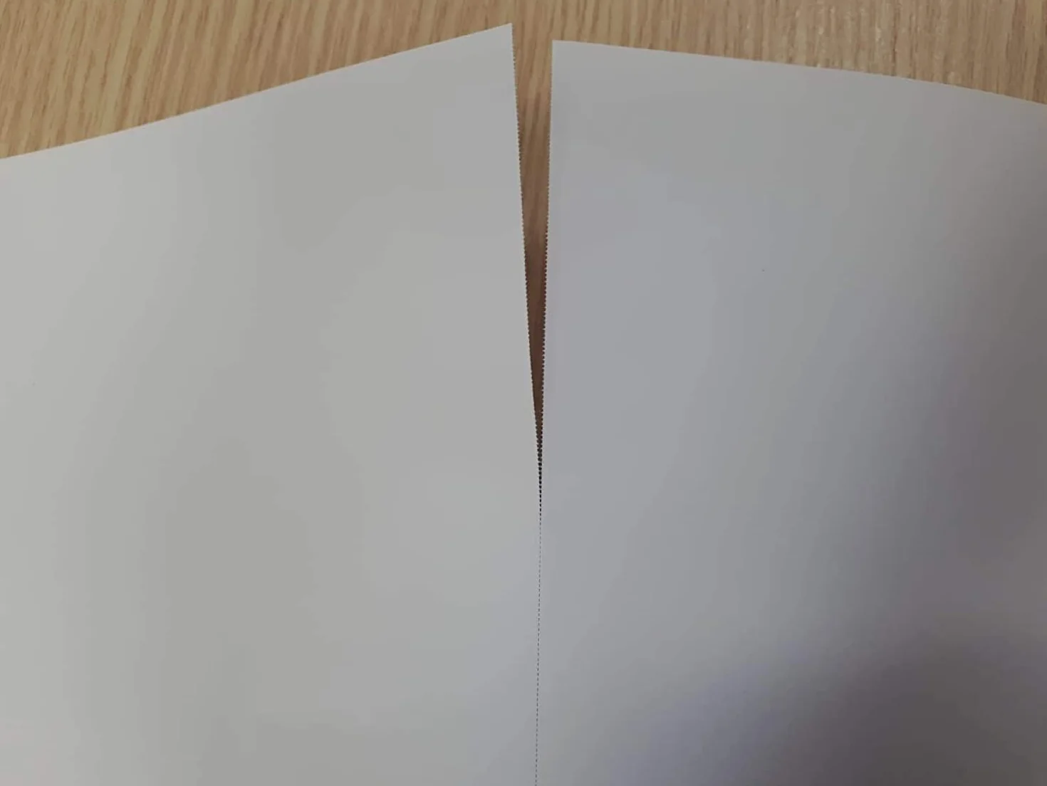Papel Microperforado Din A4 troquelado tríptico, 3 partes, 90 gramos. Ideal para Impresión de Albaranes y Recibos. (1000 Uds)