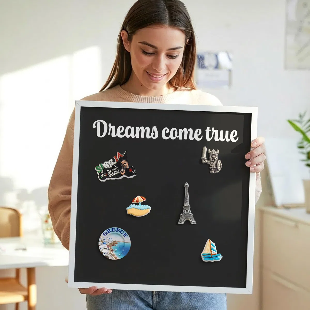 Panel Magnético 70x100 cm | con Marco Blanco | Dreams Come True | Montaje Fácil | Organizador de Pared | Para Recuerdos de Vacaciones | Expositor de Imanes de Nevera y Postales | Para Cocina