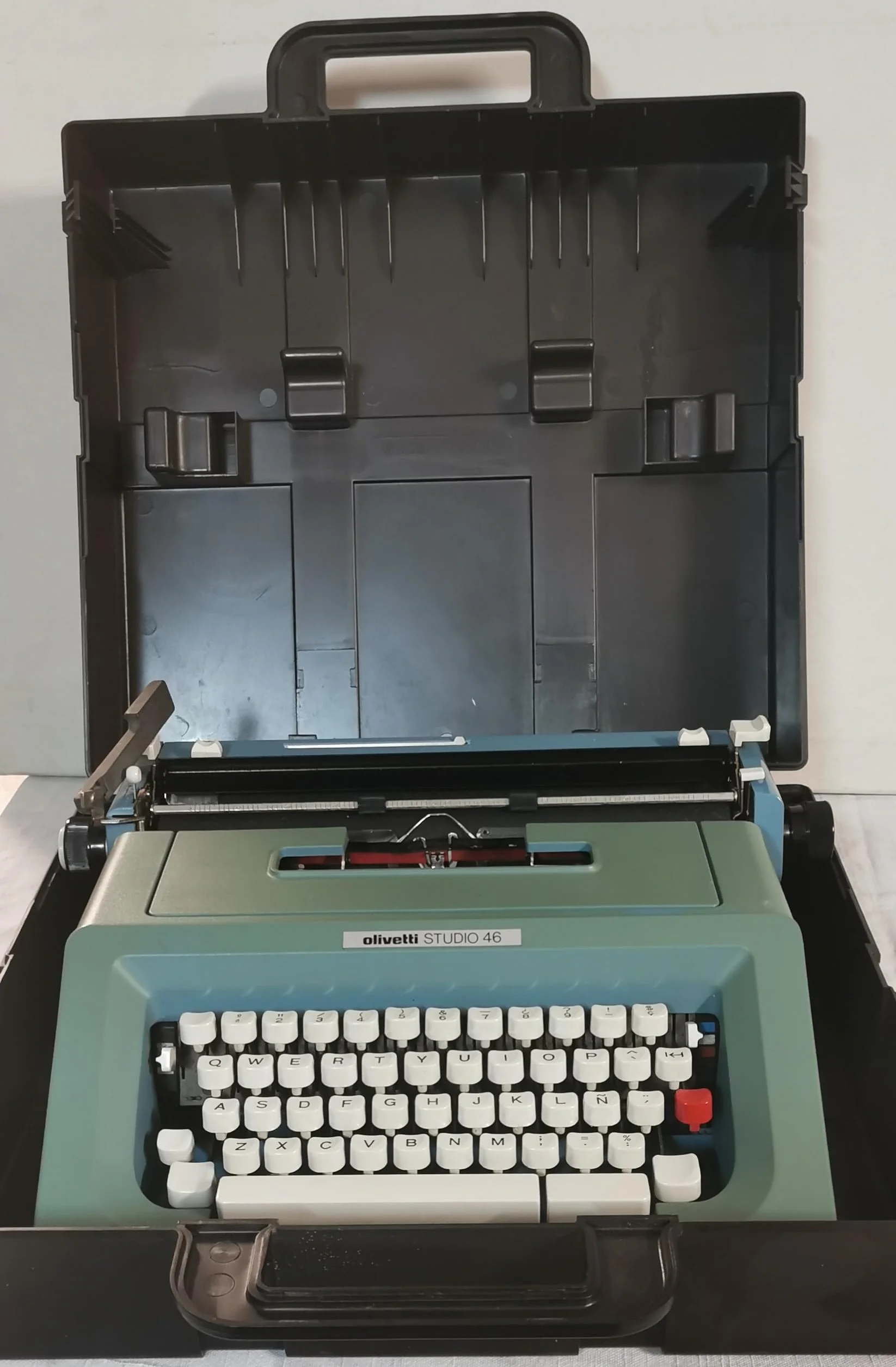 Máquina de Escribir Vintage Olivetti Studio 46 - Teclado en Castellano Revisada y Puesta a Punto por un Profesional. Funciona Perfectamente. Ideal para Coleccionismo y Uso Personal.