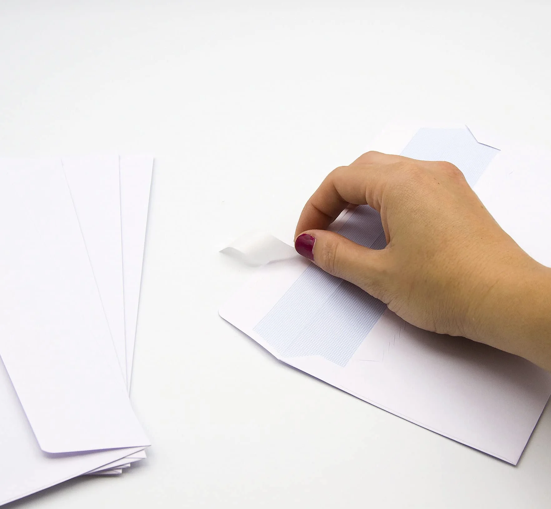 Sobres de Papel Blanco Americano, Sin Ventana Autocierre de Tira de Silicona para un Fácil Sellado. Adecuado para Envío de Documentos de Varios Tamaños - Ofituria (2000 Sobres, Sin Ventana)