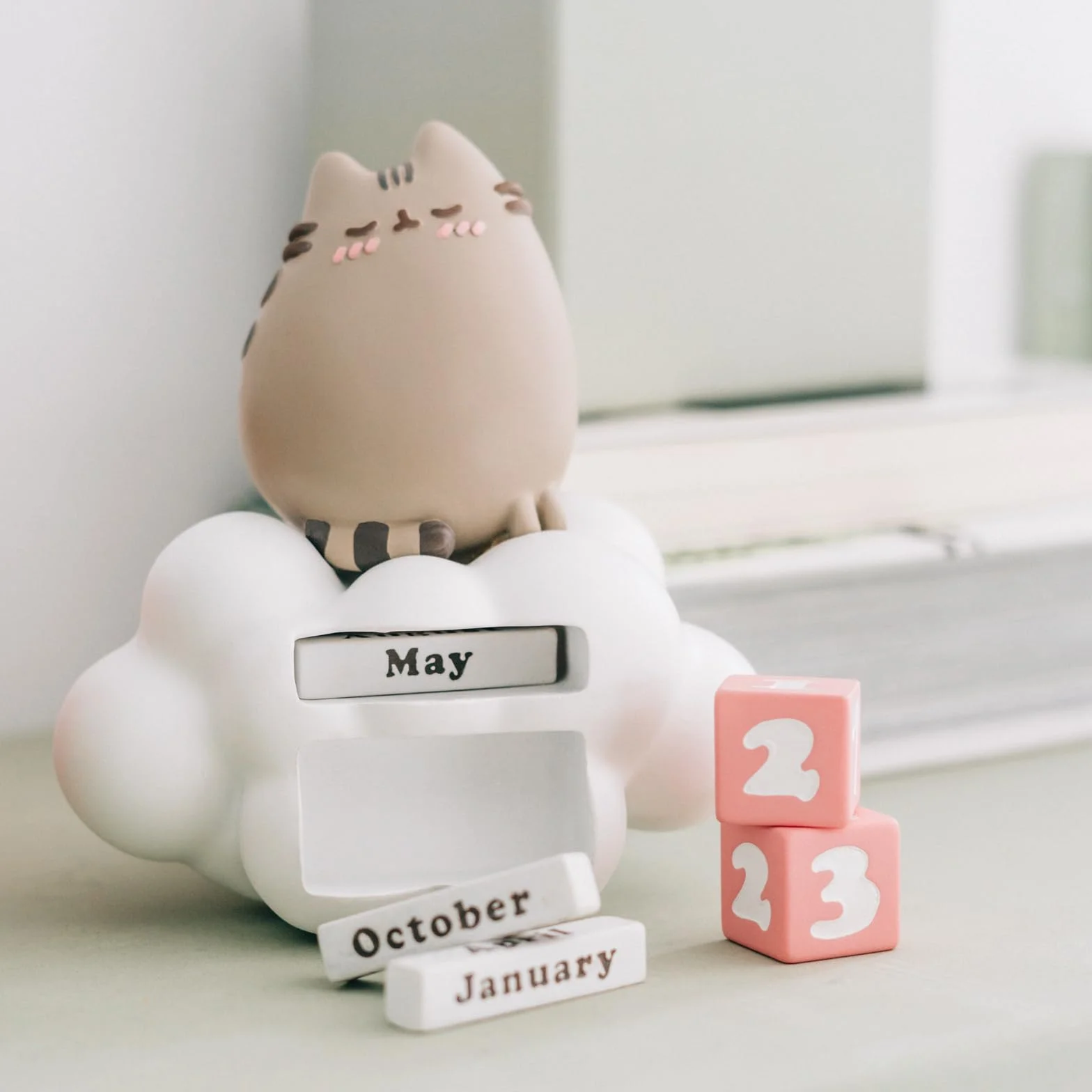 Calendario Perpetuo Pusheen 3D - Figura gato Kawaii para Decoracion Habitacion niña - Calendario sobremesa para niños │ Regalos Pusheen Cat Merchandising Oficial