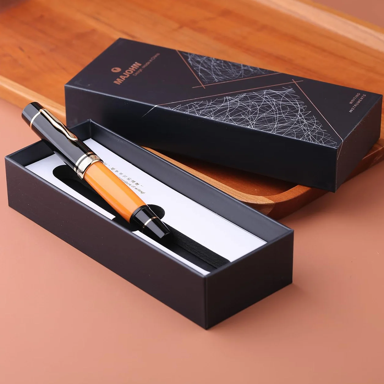 Erofa, Majohn P139, Pluma estilográfica de resina de pistón de punta mediana con caja, sistema de pistón de latón de gran capacidad, Negro y amarillo