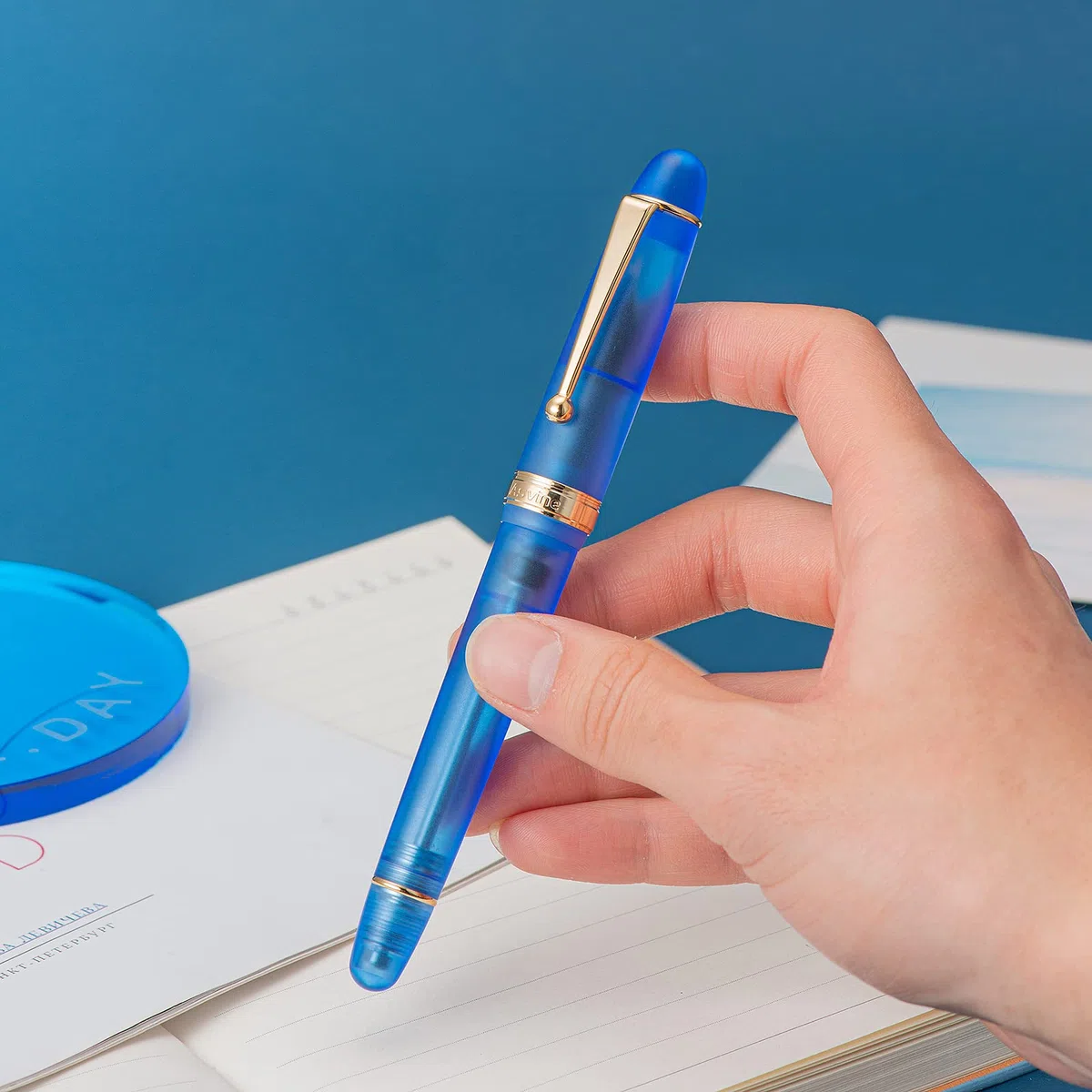 Asvine V126 Bolígrafo de llenado de vacío, Pluma corta de acrílico azul helado de 1,1 mm para caligrafía, arte y dibujo con estuche