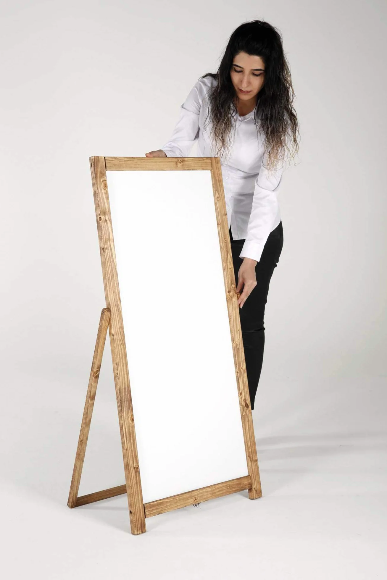 Expositor de madera con pizarra blanca (44 x 102 cm)