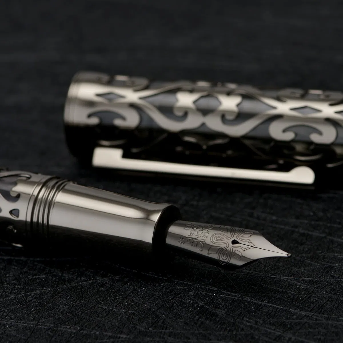 Hongdian D1 - Pluma estilográfica de émbolo, plumín fino y suave, esqueleto hueco negro azabache y pluma de resina, juego con estuche de metal
