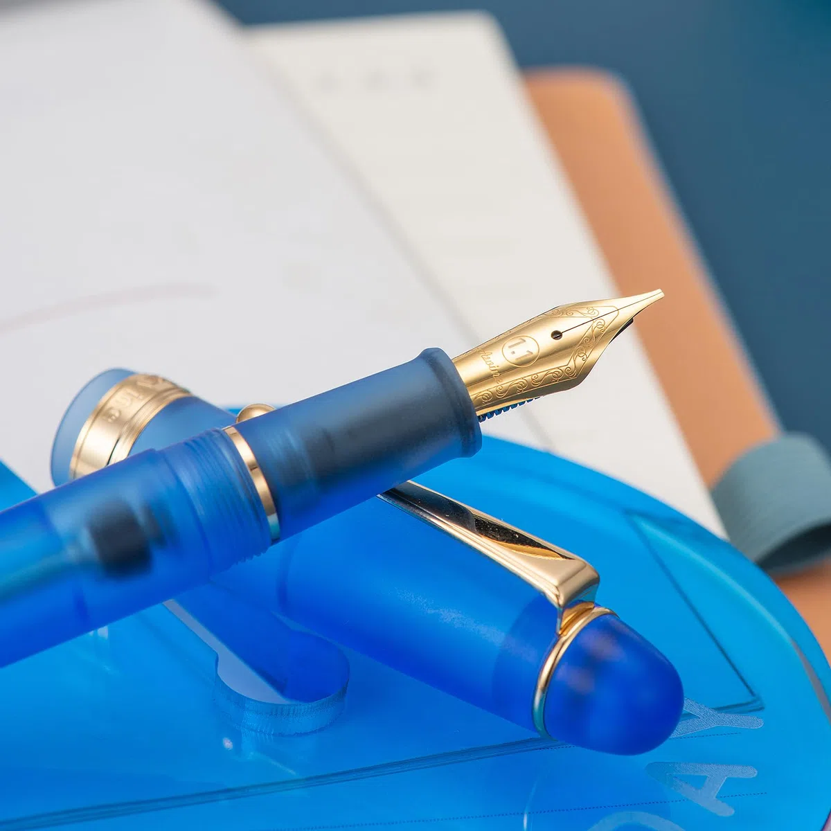Asvine V126 Bolígrafo de llenado de vacío, Pluma corta de acrílico azul helado de 1,1 mm para caligrafía, arte y dibujo con estuche
