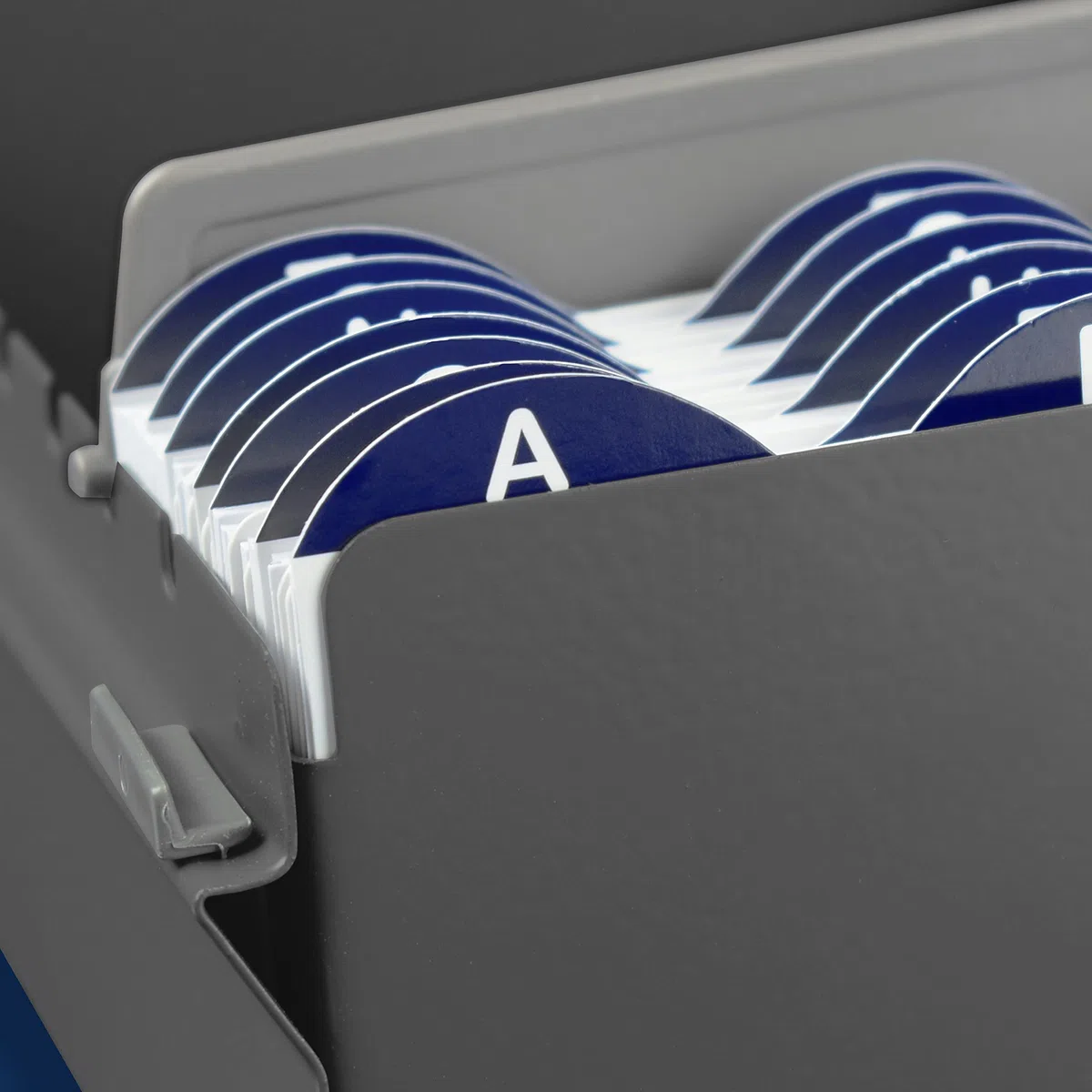 Acrimet Porta Tarjeta 3"x 5", Organizador de Fichas, Base de Metal Resistente (Incluye Índice AZ y un Divisor de Plastico) (Base Gris y Tapa de Plástico Transparente)