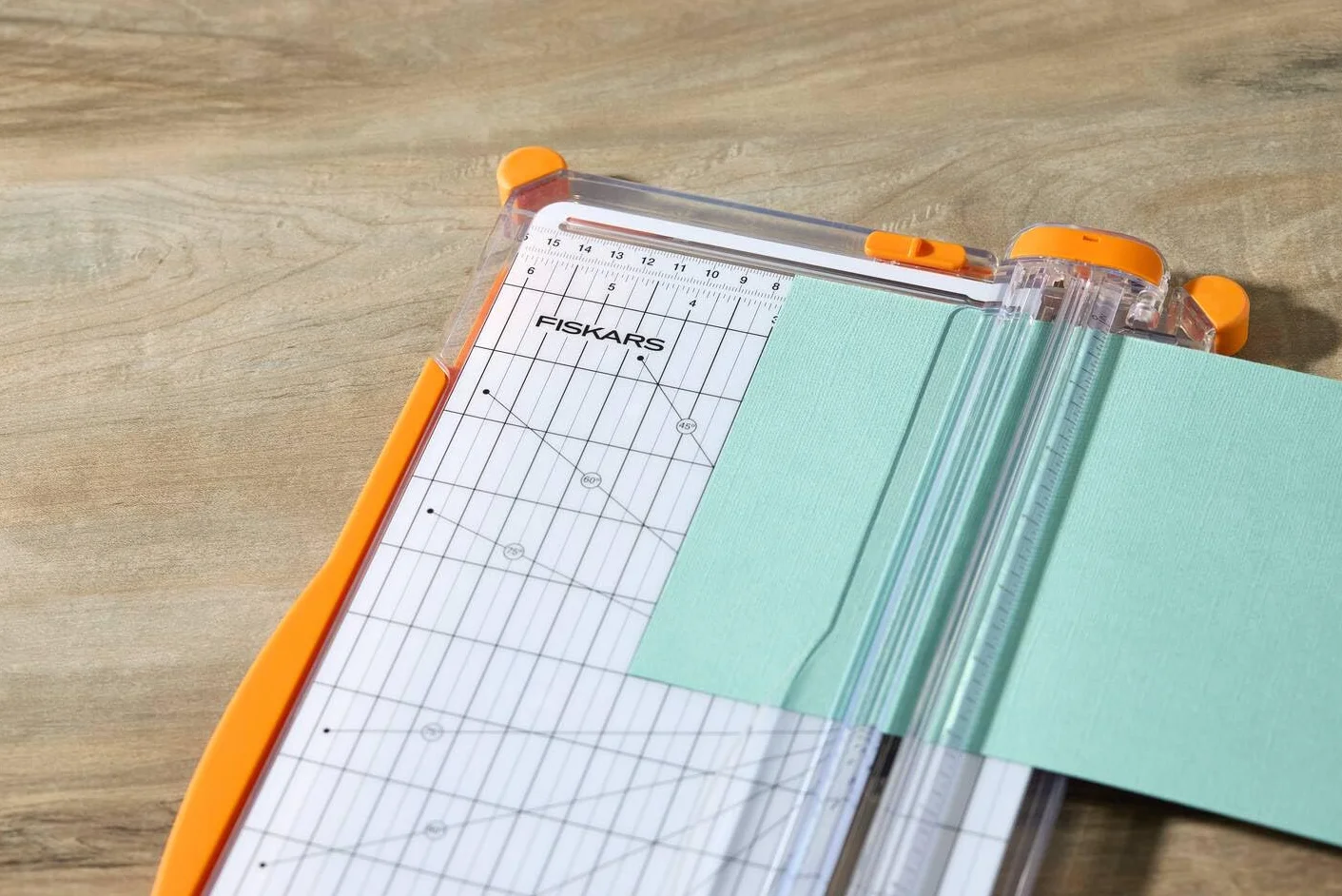 Fiskars SureCut Cortadora de papel, A4, Base ancha, Cortadora de papel con guía de línea de corte, Blanco/Naranja, 1077980.
