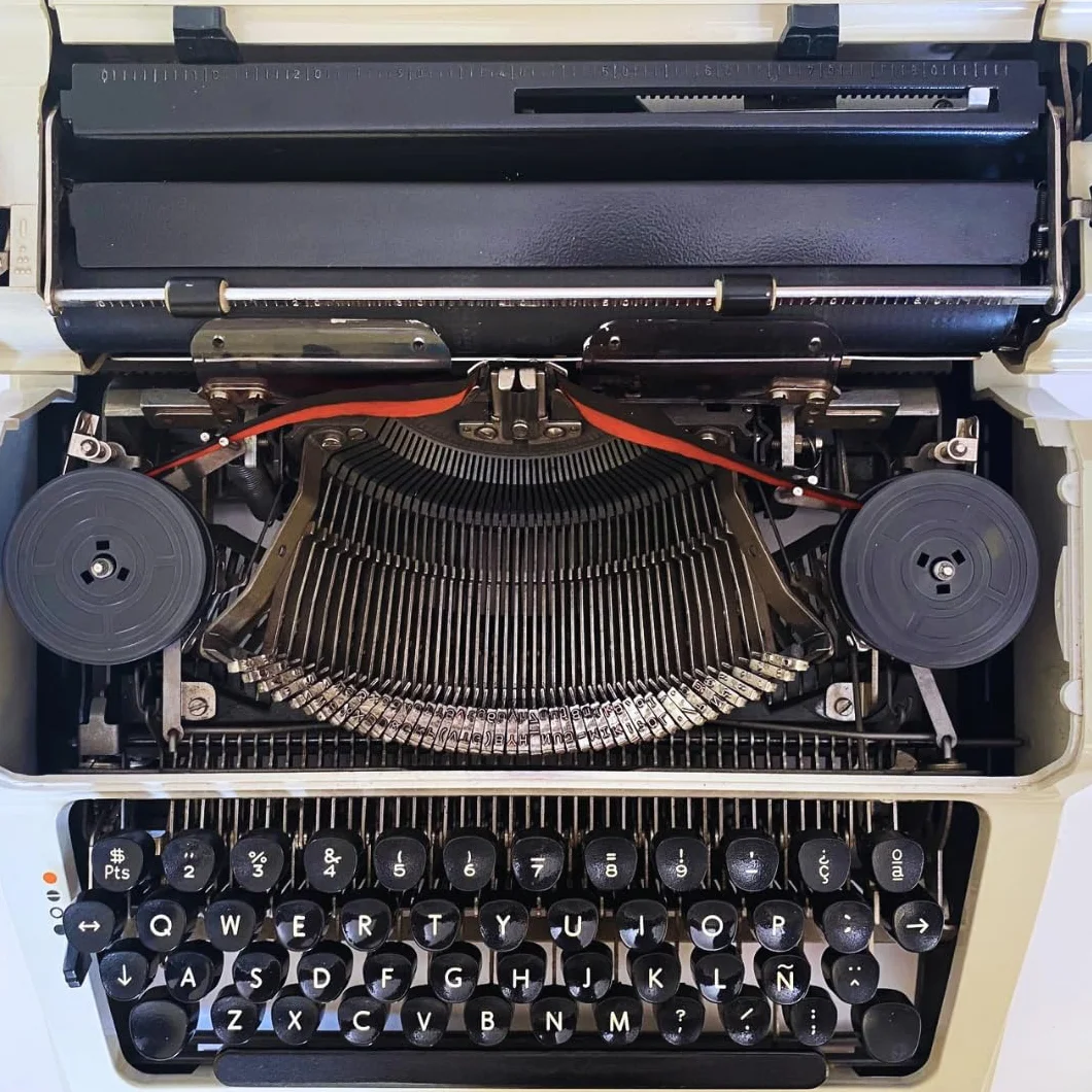 Máquina de Escribir Vintage Erika 100 - Teclado QWERTY en Castellano con Letra Ñ - Ideal para Coleccionismo - Totalmente Funcional con Servicio técnico en Excelentes Condiciones