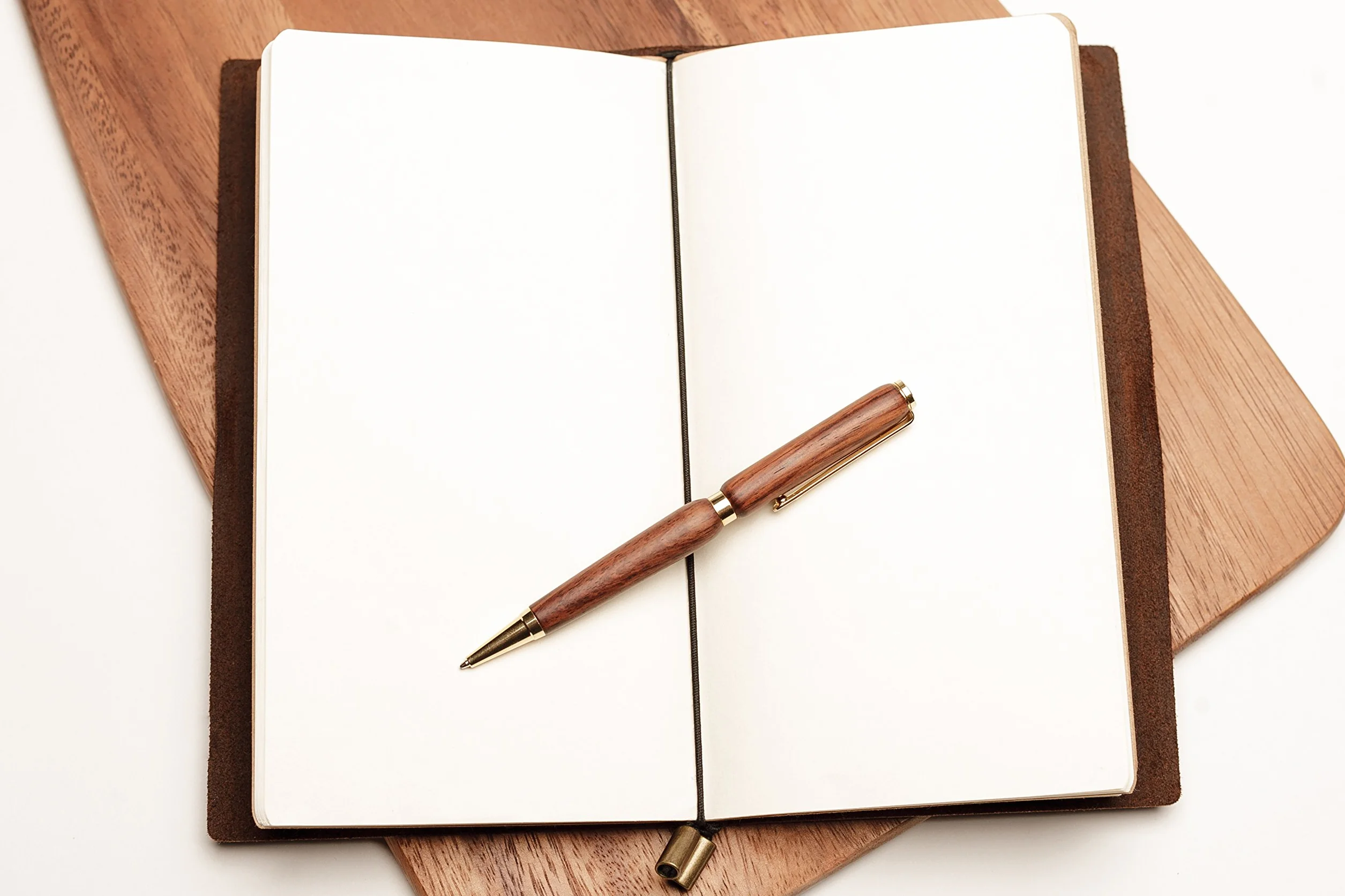 Wanderings Cuaderno de Viaje Tamaño Regular – 11,5 x 22 cm – Diario de Viaje – Cuaderno de Cuero Hecho a Mano, Robusto y Recargable. Hojas en Blanco de 100 GSM