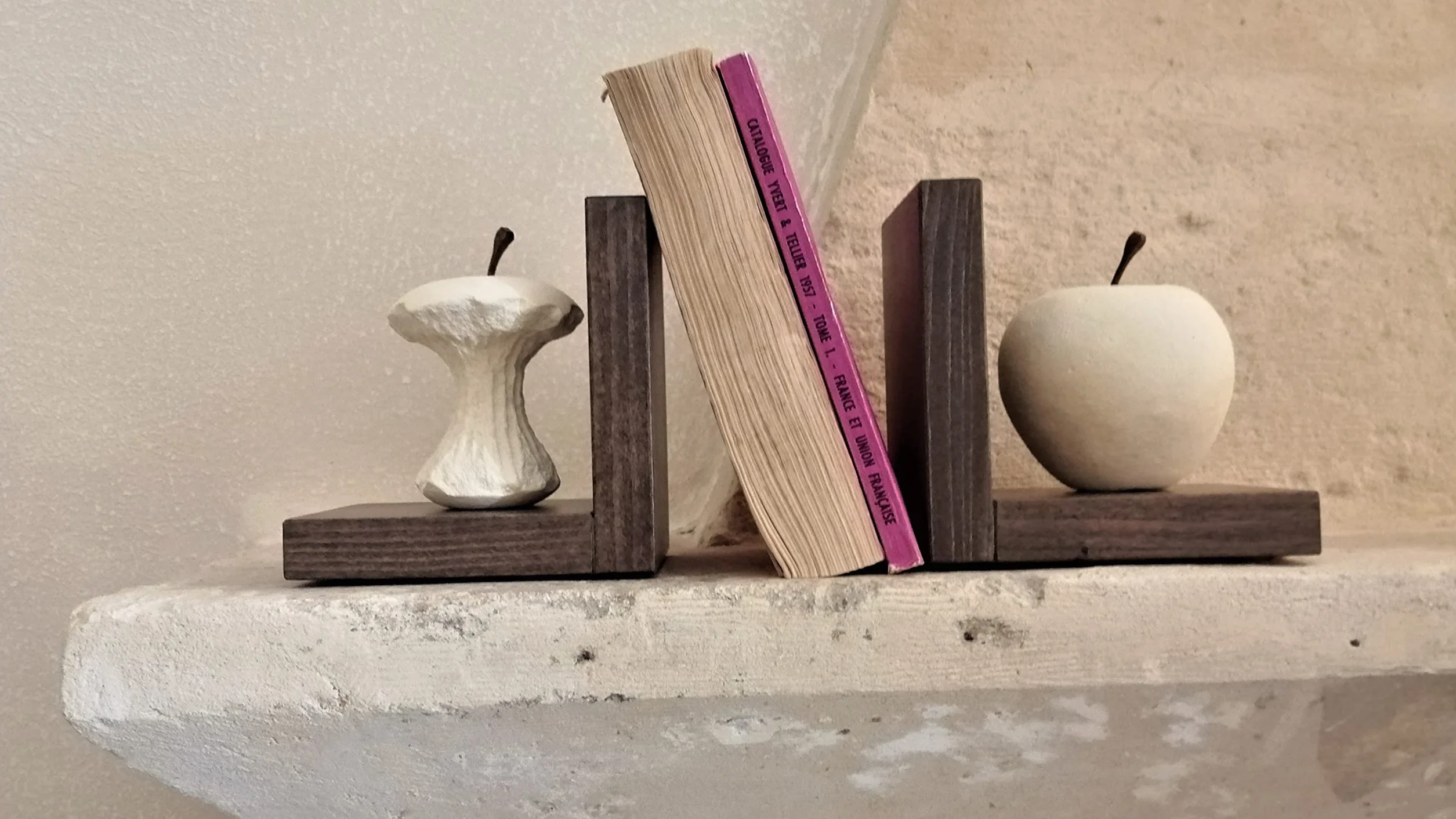 Progetto Arte Par de Sujetalibros Manzana Mordida Escultura de Piedra Base Madera Hecho a Mano