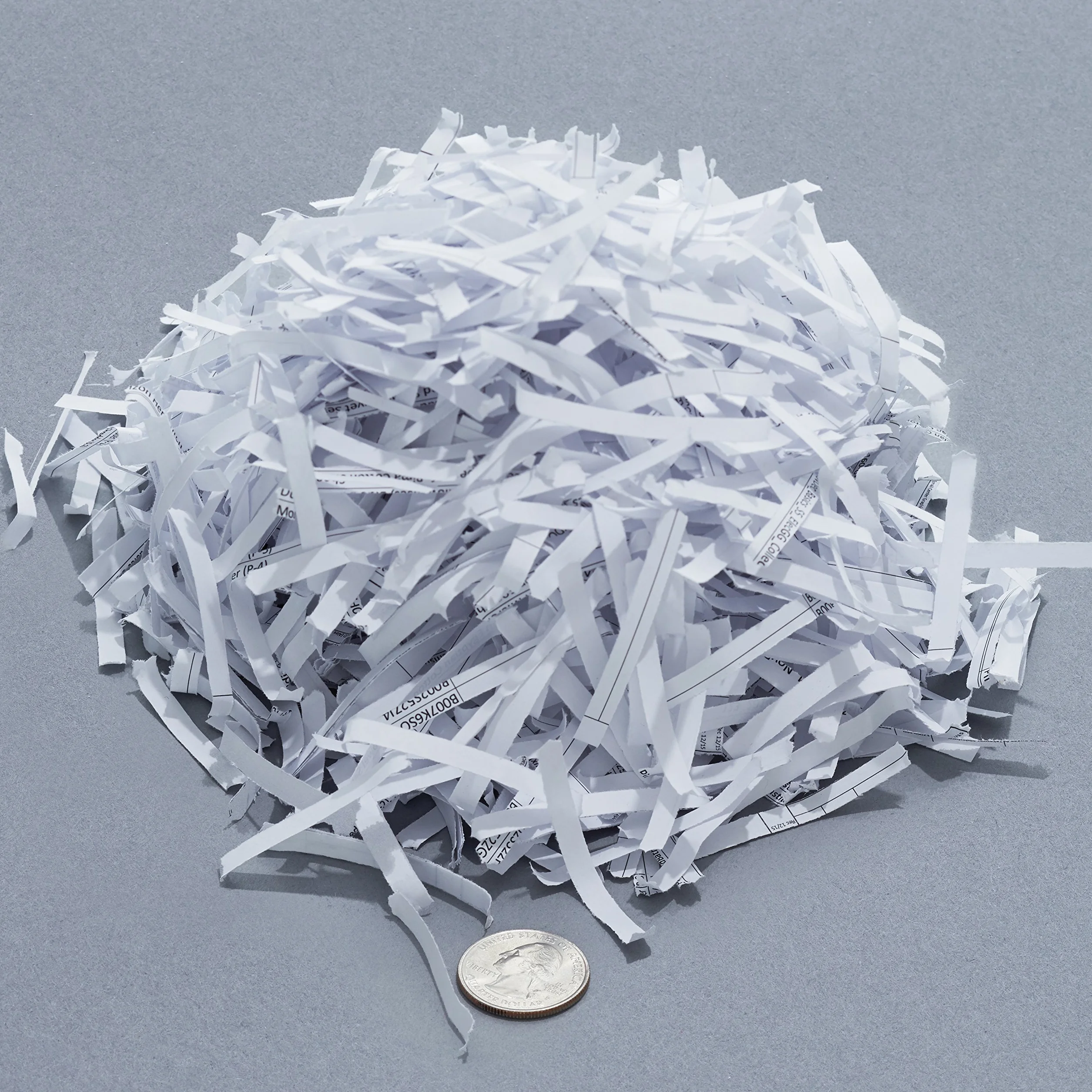 Amazon Basics Destructora de papel y tarjetas de crédito con recipiente separable, corte cruzado, capacidad de 5-6 hojas, Negro