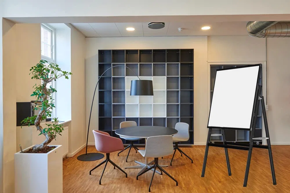 Vivol Pizarra blanca magnética sobre soporte, color negro, 150 x 120 cm, pizarra blanca móvil magnética y pizarra magnética grande, estable pizarra con marco, pared magnética grande para oficina