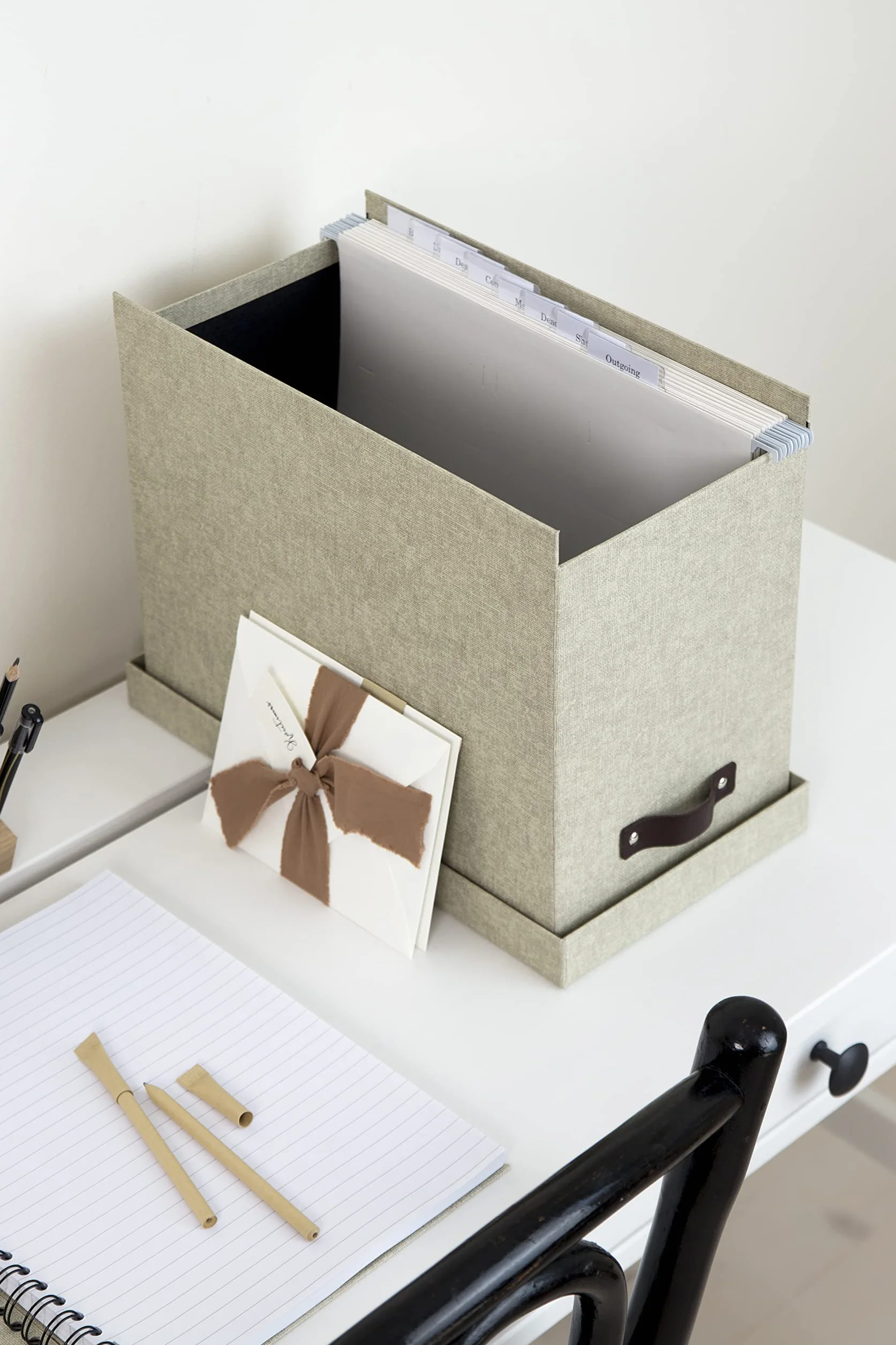 Bigso Box of Sweden Caja archivadora con tapa – Elegante organizador de documentos con 8 carpetas colgantes – Caja clasificadora de tablero de fibras y papel con elegante aspecto de lino – beige