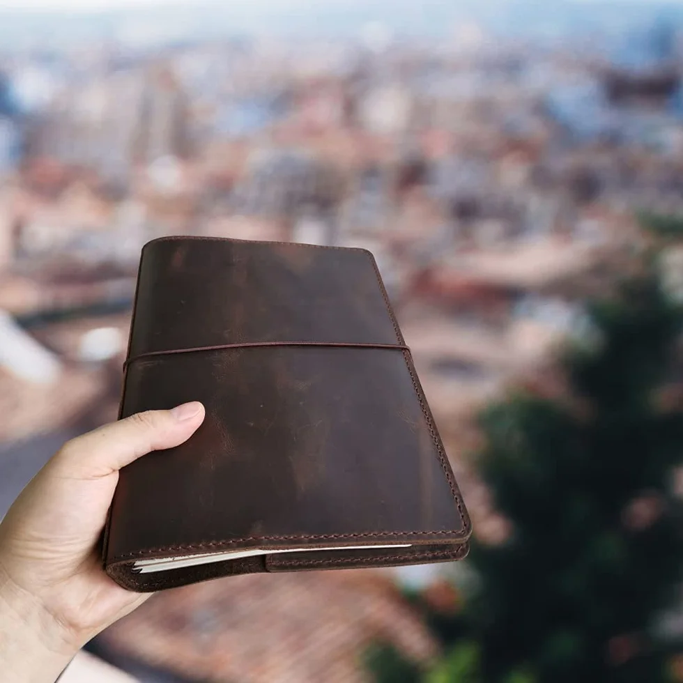 Cubierta para Cuaderno de Viajeros newestor con Bolsillos Interiores, Ranuras para Tarjetas y Soporte para Bolígrafo, Tamaño A5, Marrón Oscuro