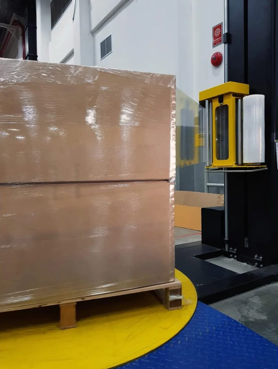 Film Transparente o Negro para Embalar 50CM x 200M,23 Micras Rollo de Papel Film Resistente de Plástico con Alta Elasticidad para Mudanzas y Envíos (Transparente, 6 ROLLOS)