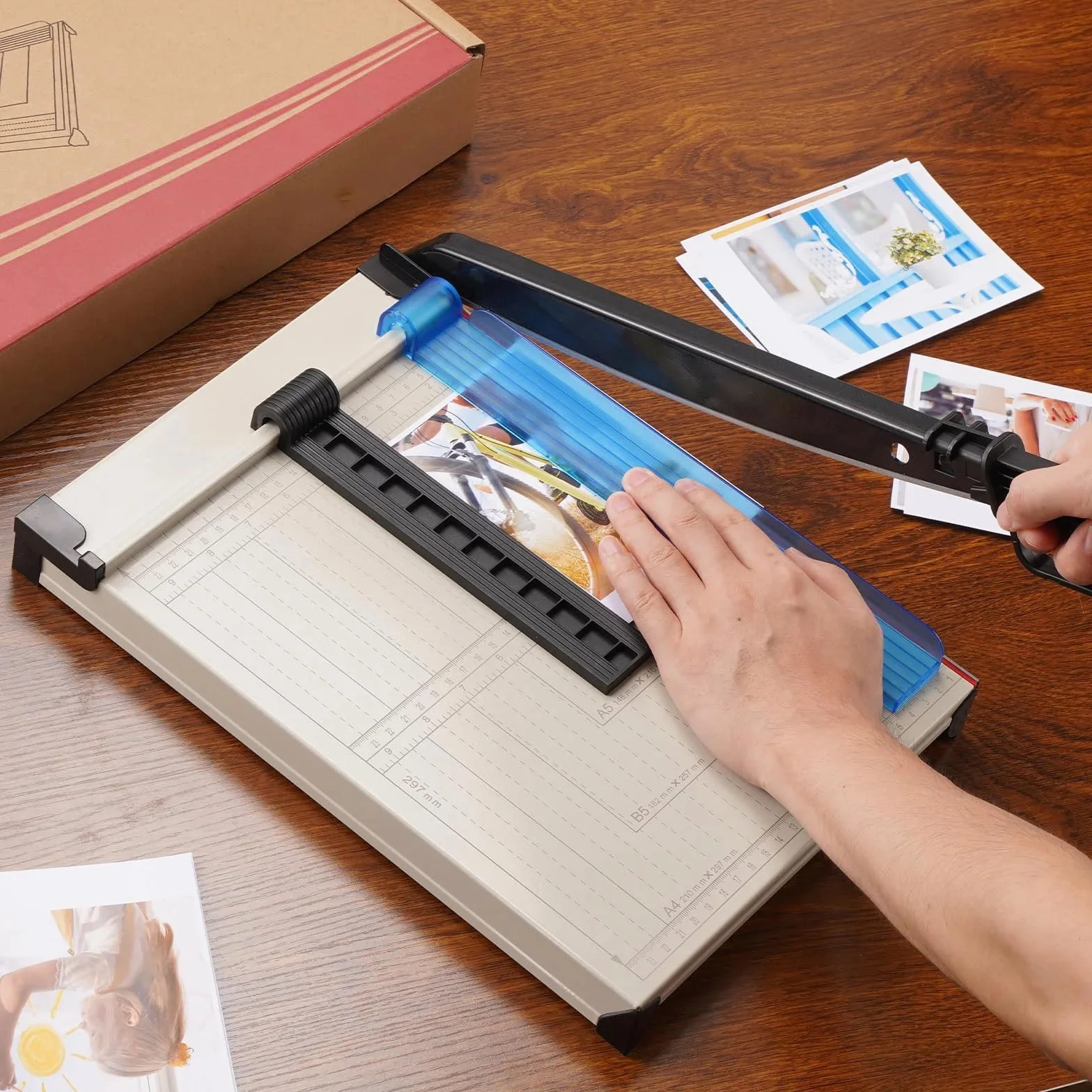 Guillotina de Papel con Base de Metal, Dispositivo de Protección, Cizalla Papel A4 B5 A5 B6 B7, Cortador de Papel Profesional Capacidad 12 Hojas, Máxima Precisión, Perfecto para Fotos, Papel, Blanco