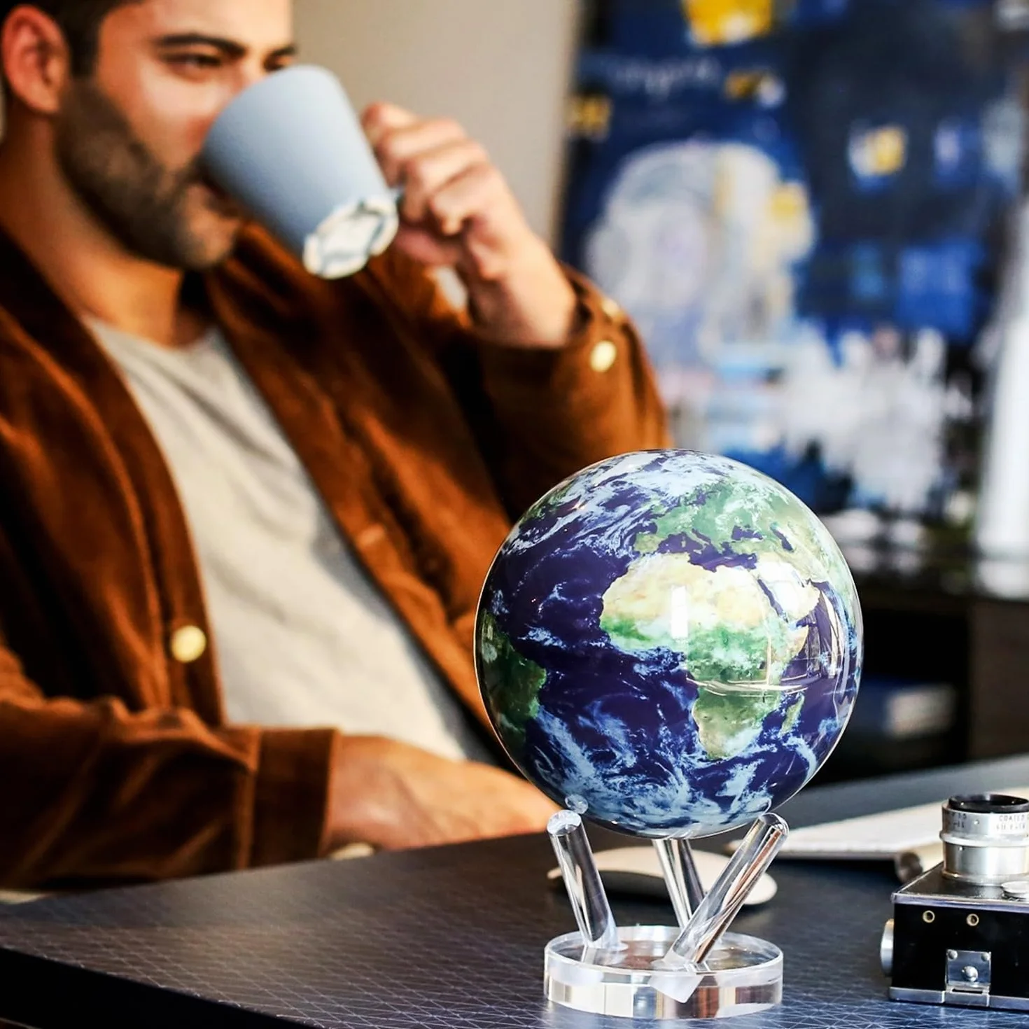 MOVA Globe - Tierra con nubes Clásico (4,5") | Globo autorrotativo alimentado por luz | Movimiento silencioso, sin pilas ni cables | Decoración de escritorio única o regalo para amantes del espacio