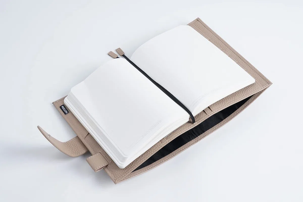 Moterm Funda de cuero para cuaderno A6 - Compatible con Hobonichi Cousin, Stalogy y Midori MD Planificador, con portalápices, tarjetero y bolsillo trasero (Gris-Taupe)