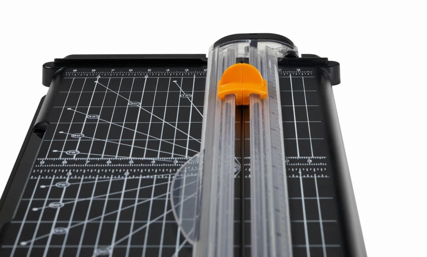 Fiskars Cortadora de Papel, SureCut, Formato Vertical A4, Formato Horizontal A3, Con Guía de Corte, Materiales Reciclados, 1077984