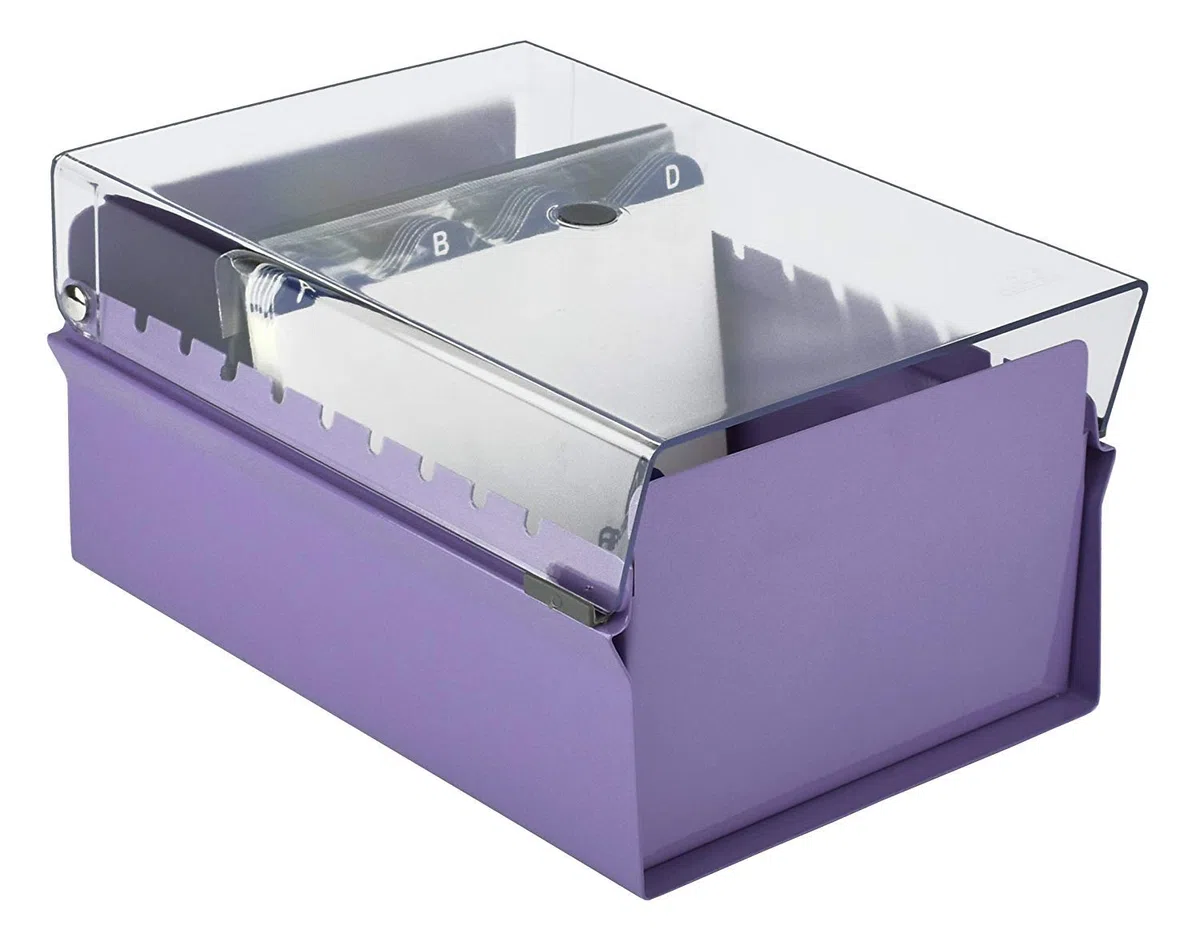 Acrimet Porta Tarjeta 4"x 6", Organizador de Fichas, Base de Metal Resistente (Incluye Índice AZ y un Divisor de Plastico) (Base Morado y Tapa de Plástico Transparente)