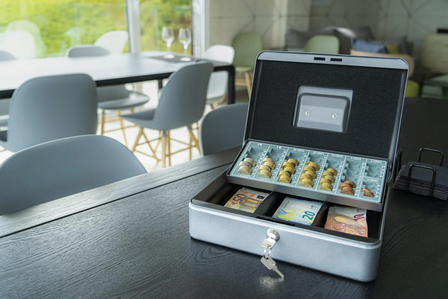 Arregui, Cashier C9246-EUR Caja Caudales con Llave para Contar y Transportar Dinero, Caja de Seguridad de acero con bandeja organizador de Monedas y Billetes, Caja fuerte portatil, Gris grafito