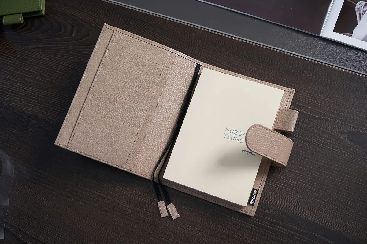 Moterm Funda de cuero para cuaderno A6 - Compatible con Hobonichi Cousin, Stalogy y Midori MD Planificador, con portalápices, tarjetero y bolsillo trasero (Gris-Taupe)