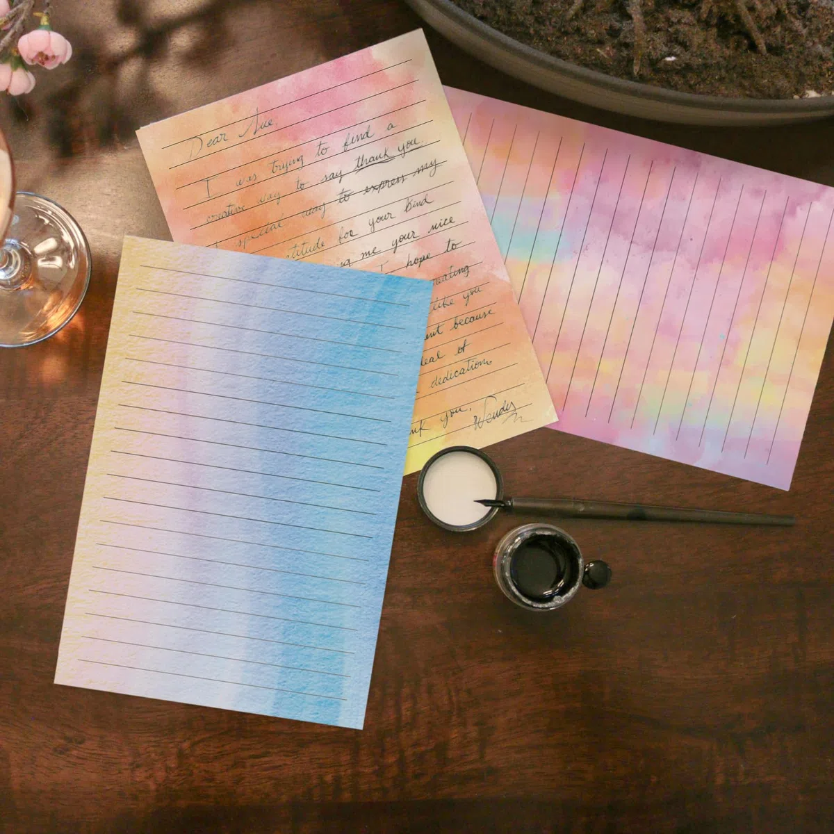 Juego de 160 piezas de papel y sobres de acuarela en 10 diseños diferentes, 50 papeles de escritura forrados de papelería de una cara con 50 sobres a juego y 60 calcomanías de puntos para escribir