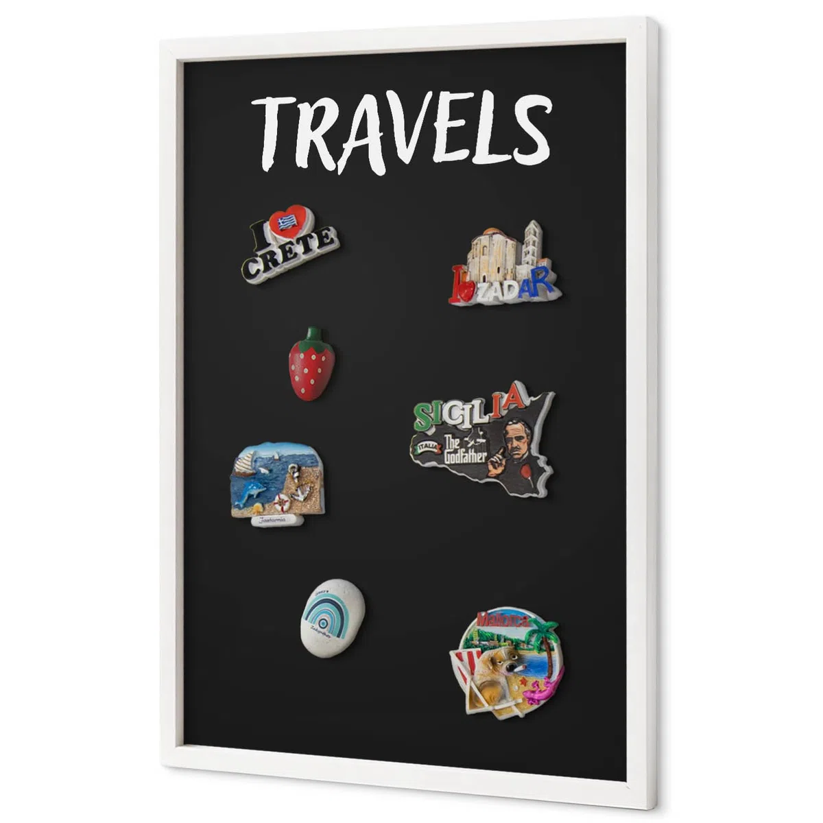 Pizarra Magnética de Pared 40x60 cm | con Marco Blanco | Travels | Montaje Fácil | Tablero Imantado | Para Imanes Turísticos, Recuerdos de Viaje y Fotos | Decoración para Salón o Pasillo
