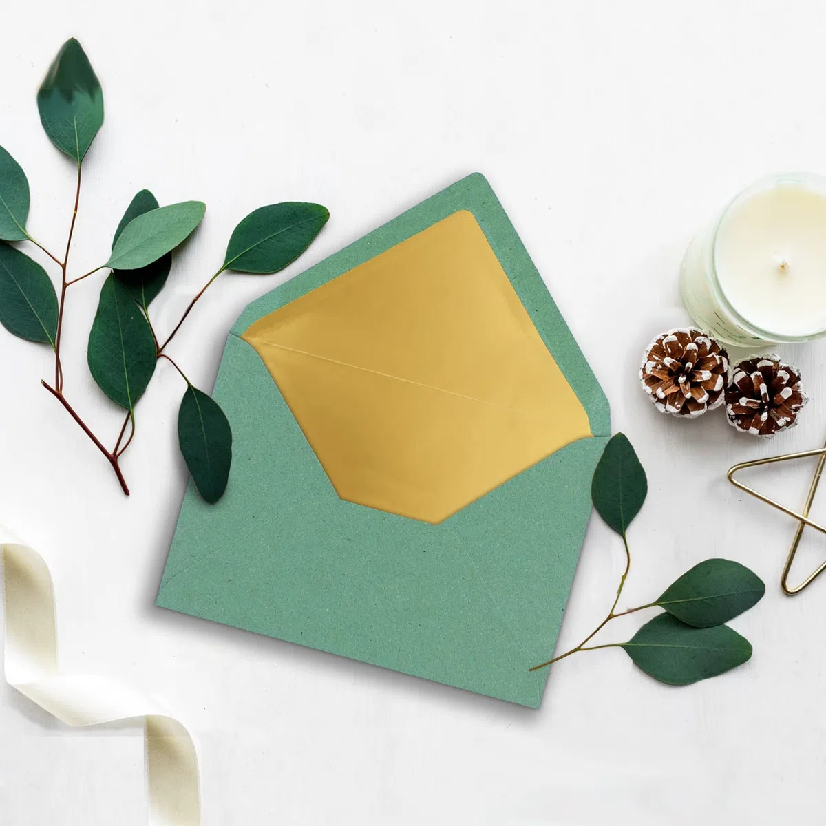 75 sobres DIN C5, 15,6 x 22 cm, de papel kraft en color verde eucalipto con forro de seda dorado, pegado en húmedo, sobres en blanco de papel reciclado, serie Umwelt