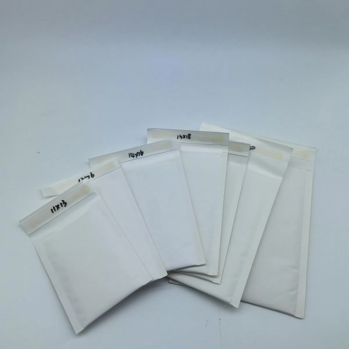 50 sobres acolchados de papel Kraft blanco con burbujas para cosméticos, bolsas de envío a prueba de polvo, bolsas de sobres para correo de burbujas, 18 cm x 23 cm, 50 unidades