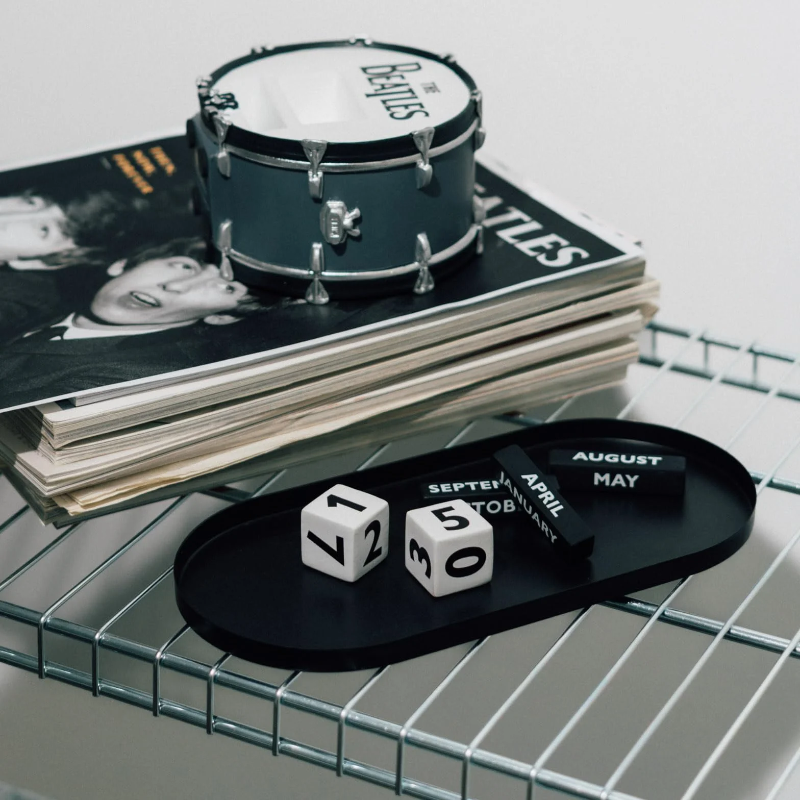 Figura The Beatles, Calendario Perpetuo 3D - Regalo Original : Decoracion Habitacion para amantes de Música Rock - Calendario sobremesa para adultos | The Beatles Merchandising