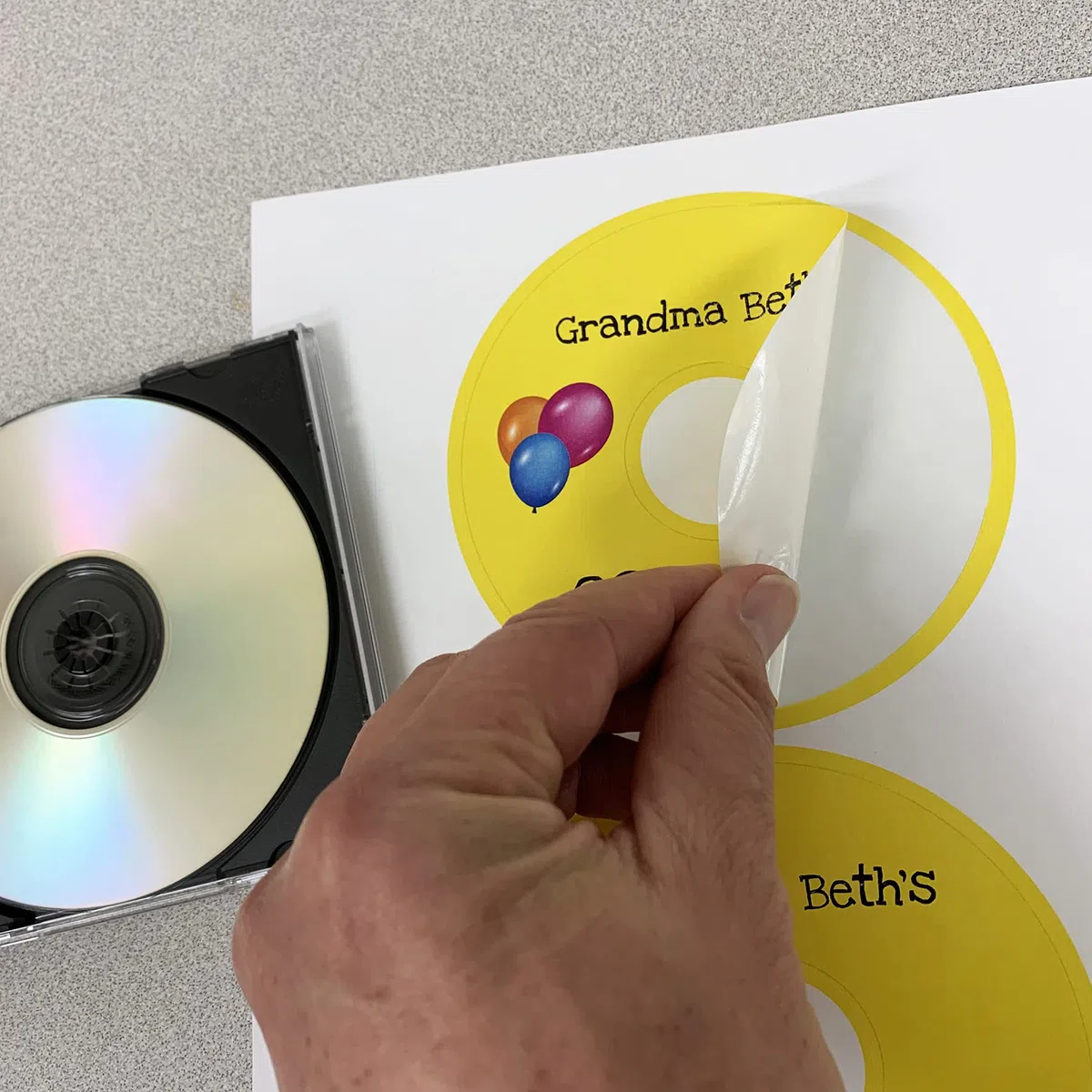 CD/DVD etiquetas compatible palabra plantilla 5824 tamaño etiquetas. En blanco etiquetas de inyección de tinta y tóner garantizada. Fabricadas en Estados Unidos.