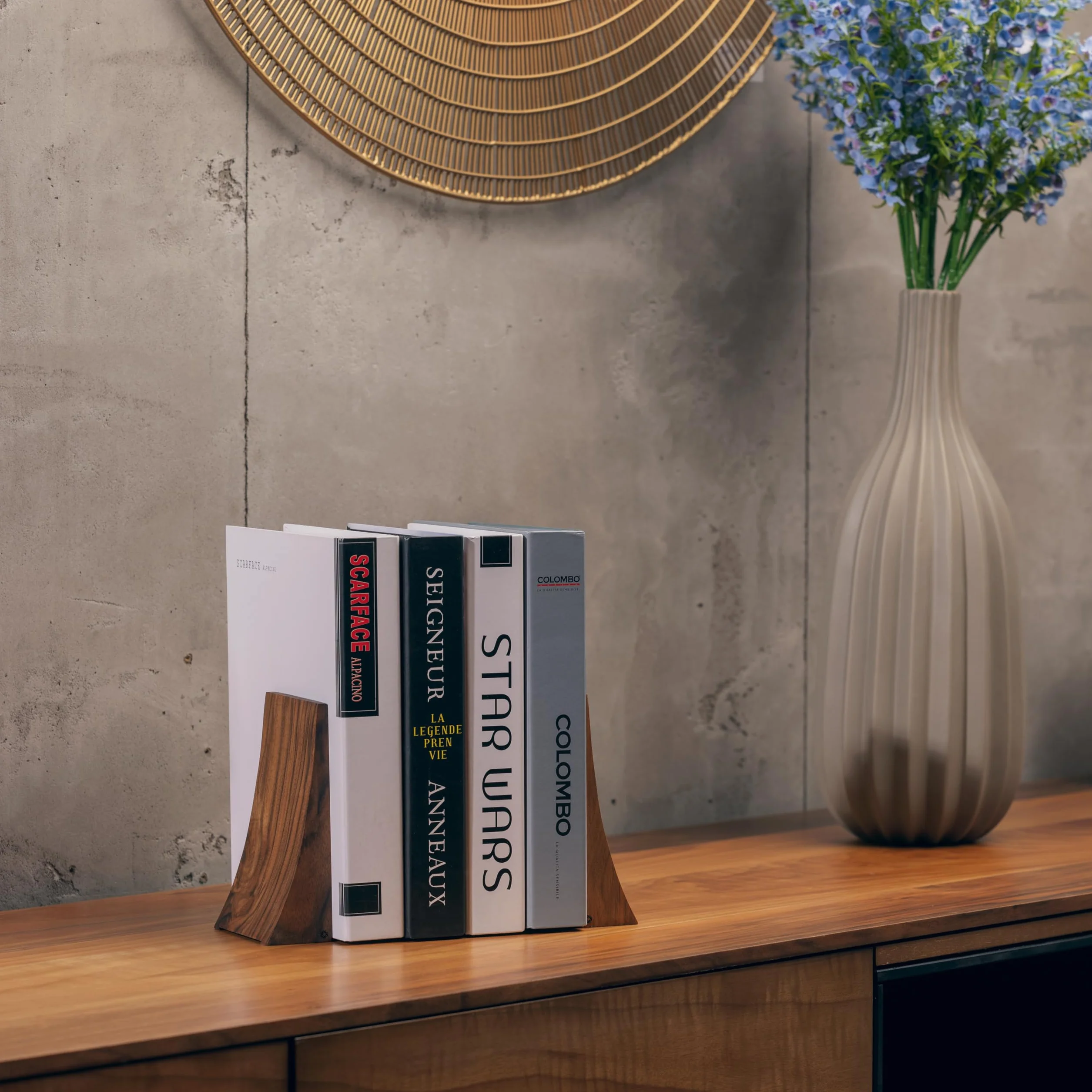 Tilisma Sujetalibros de madera – Sujetalibros hechos a mano de nogal, sujetalibros resistentes con base de metal, accesorios decorativos modernos y elegantes