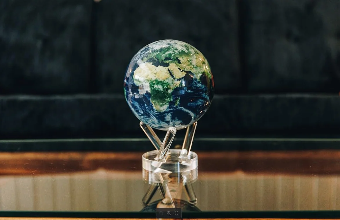MOVA Globe - Tierra con nubes Clásico (4,5") | Globo autorrotativo alimentado por luz | Movimiento silencioso, sin pilas ni cables | Decoración de escritorio única o regalo para amantes del espacio