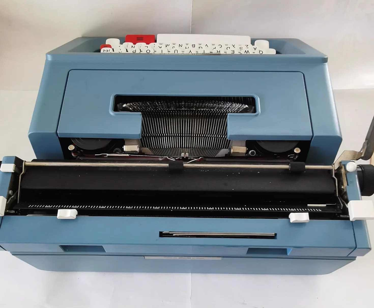 Genérico Máquina de Escribir Vintage Olivetti Studio 46 - Teclado en Castellano Revisada y Puesta a Punto por un Profesional. Funciona Perfectamente. Ideal para Coleccionismo y Uso Personal.